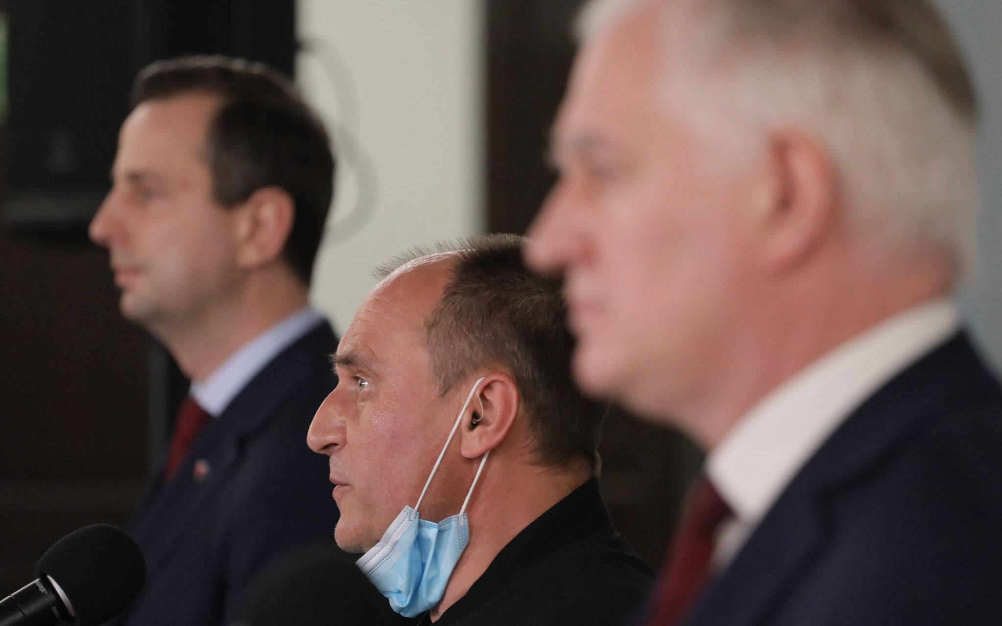 23.04.2020  Warszawa . Sejm . Od lewej: prezes Polskiego Stronnictwa Ludowego Wladyslaw Kosiniak - Kamysz , przewodniczacy klubu poselskiego Kukiz ' 15 Pawel Kukiz , prezes Porozumienia Jaroslaw Gowin podczas konferencji prasowej w czasie epidemii koronawirusa po spotkaniu przedstawicieli Poslkiego Stronnictwa Ludowego , Kukiz '15 i Porozumienia w sprawie wyborow prezydenckich .
Fot. Slawomir Kaminski / Agencja Gazeta