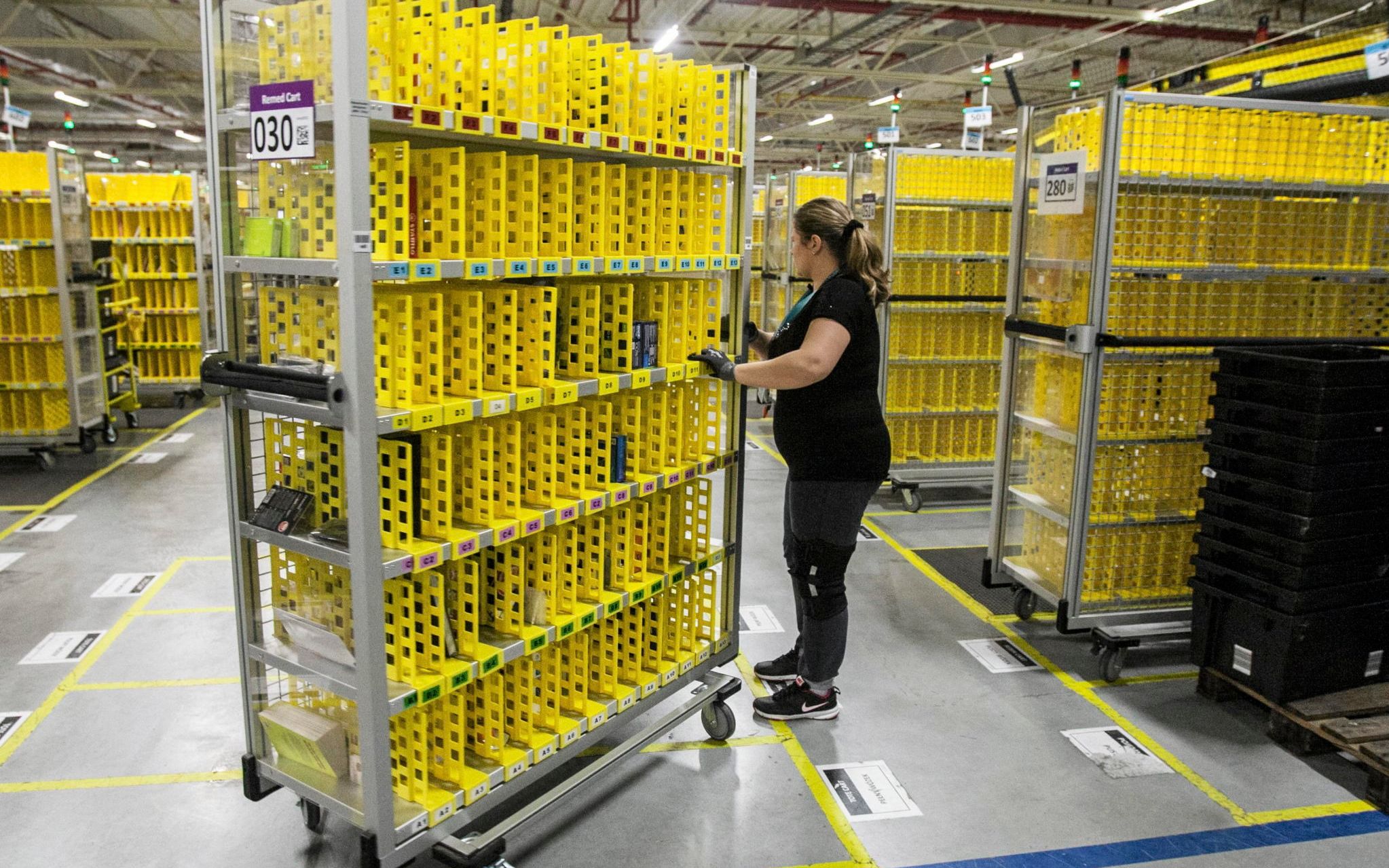 16.12.2015 Sady , kolo Poznania . Magazyn Amazon . Przed swietami pracownicy na wydluzonych zmianach pakuja miliony paczek . 
Fot. Lukasz Cynalewski / Agencja Gazeta