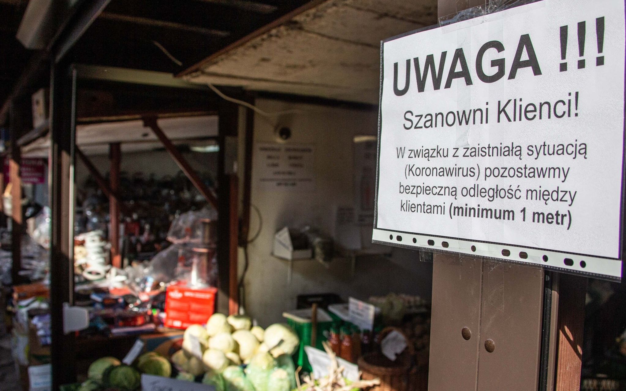 18.03.2020 Bydgoszcz. Informacje dla klientow na targowisku podczas epidemii koronawirusa.
Fot. Roman Bosiacki / Agencja Gazeta