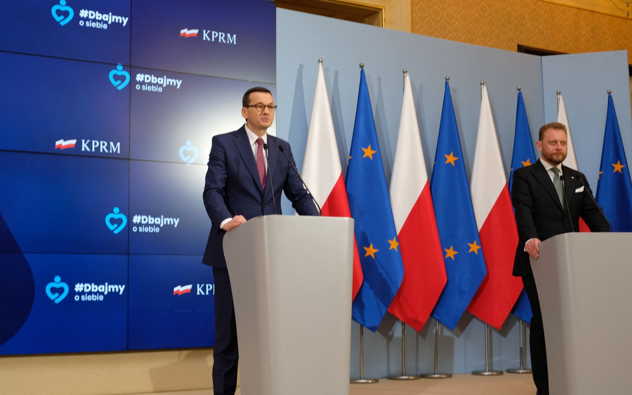 27.05.2020 Warszawa , KPRM . Od lewej : premier Mateusz Morawiecki oraz minister zdrowia Lukasz Szumowski podczas konferencji prasowej na temat znoszenia kolejnych obostrzen zwiazanych z epidemia koronawirusa . Pierwsza konferencja z udzialem mediow .
Fot. Slawomir Kaminski / Agencja Gazeta