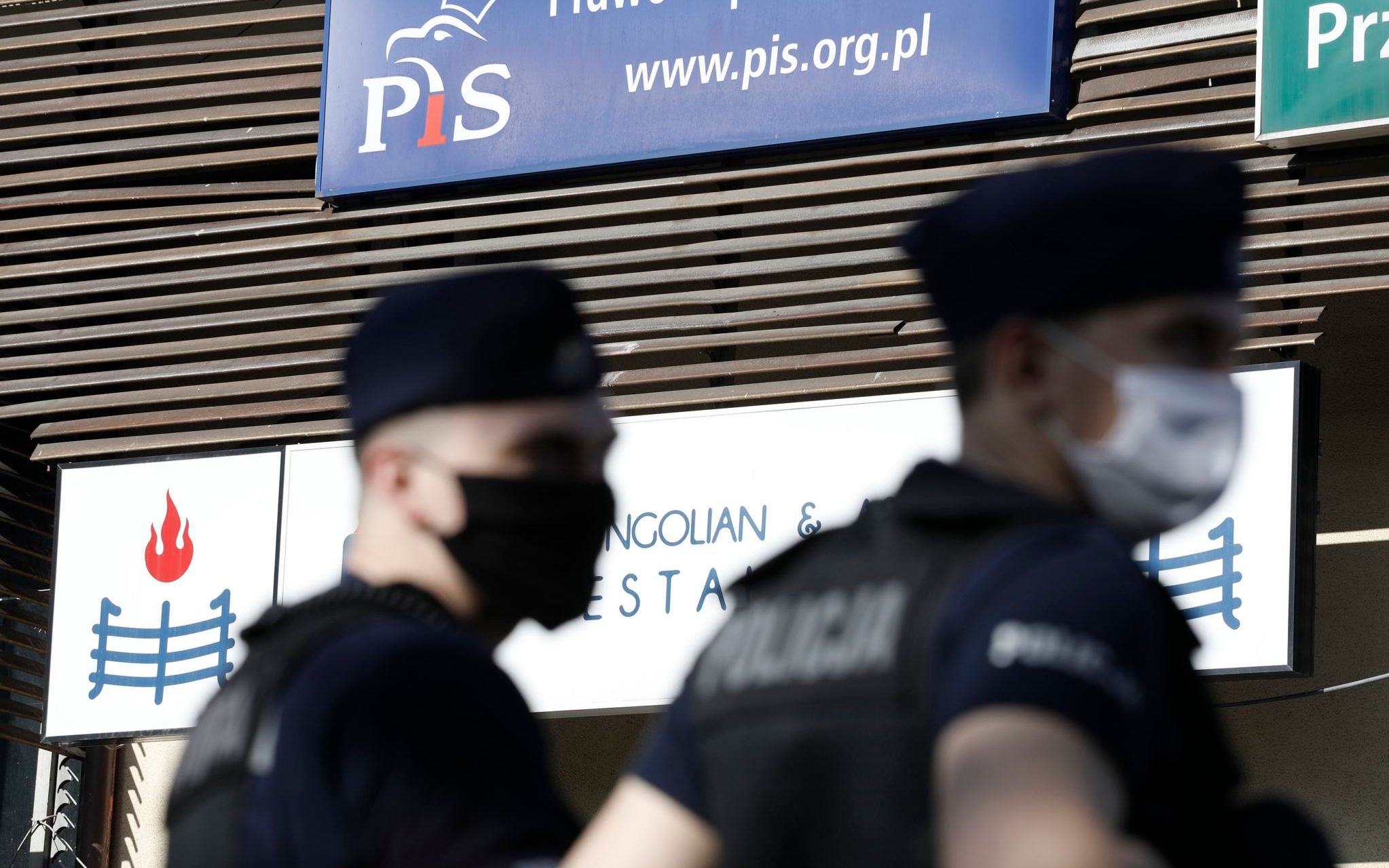 09.05.2020 Warszawa , ul. Nowogrodzka . Siedziba PiS . Wladze partii opuszczaja siedzibe po spotkaniu .
Fot. Maciek Jazwiecki / Agencja Gazeta