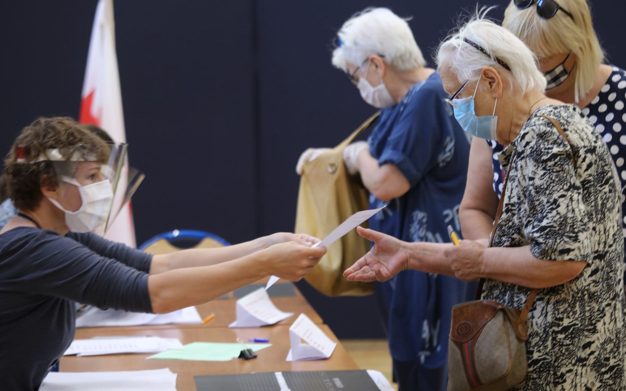28.06.2020 Warszawa , ulica Drewniana 8 . Szkola Podstawowa numer 41 . Obwodowa Komisja Wyborcza numer 17 .
Poland's presidential election , first round .
Wybory prezydenckie 2020 , pierwsza tura .
Fot. Slawomir Kaminski / Agencja Gazeta