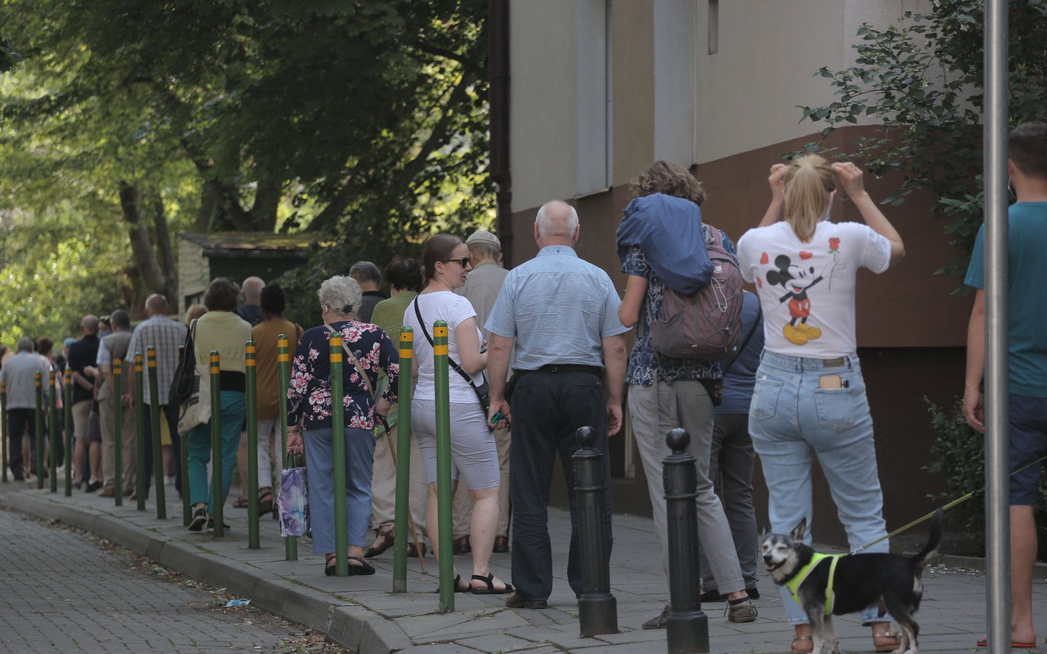 28.06.2020 Warszawa , ulica Lewartowskiego 2 . Szkola Podstawowa numer 32 . Obwodowa Komisja Wyborcza numer 4 . Kolejka przed komisja wyborcza , w ktorej Warszawiacy oddaja glos w pierwszej turze wyborow prezydenckich .
Poland's presidential election , first round . 
Wybory prezydenckie 2020 , pierwsza tura .
Fot. Maciek Jazwiecki / Agencja Gazeta