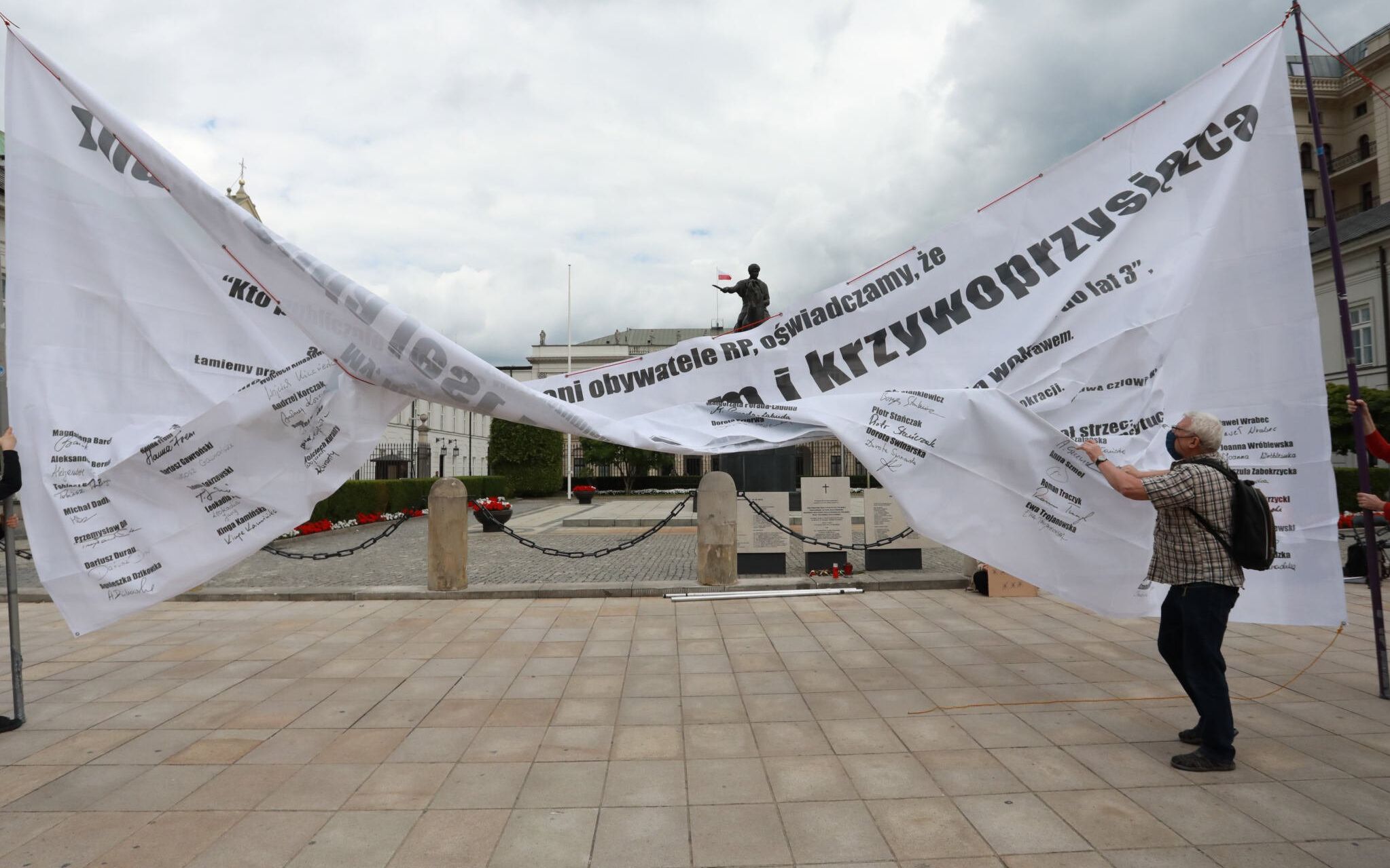 13.07.2020 Warszawa , ulica Krakowskie Przedmiescie . Palac Prezydencki . Protest ruchu Obywatele RP .
Fot. Jacek Marczewski / Agencja Gazeta