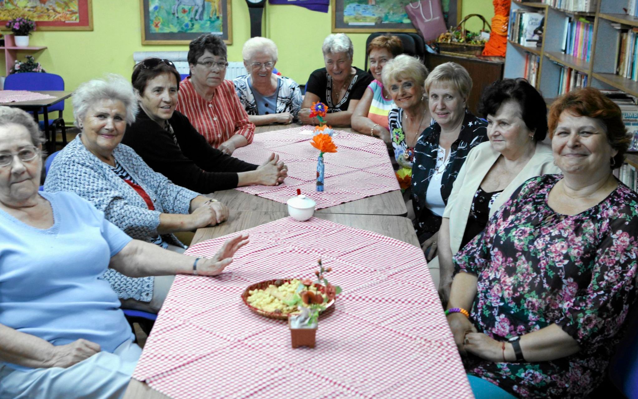 21.08.2013  Poznan . Emerytki w Klubie Seniora 82 przy ul. Krakowskiej . 
Fot. Lukasz Cynalewski / Agencja Gazeta