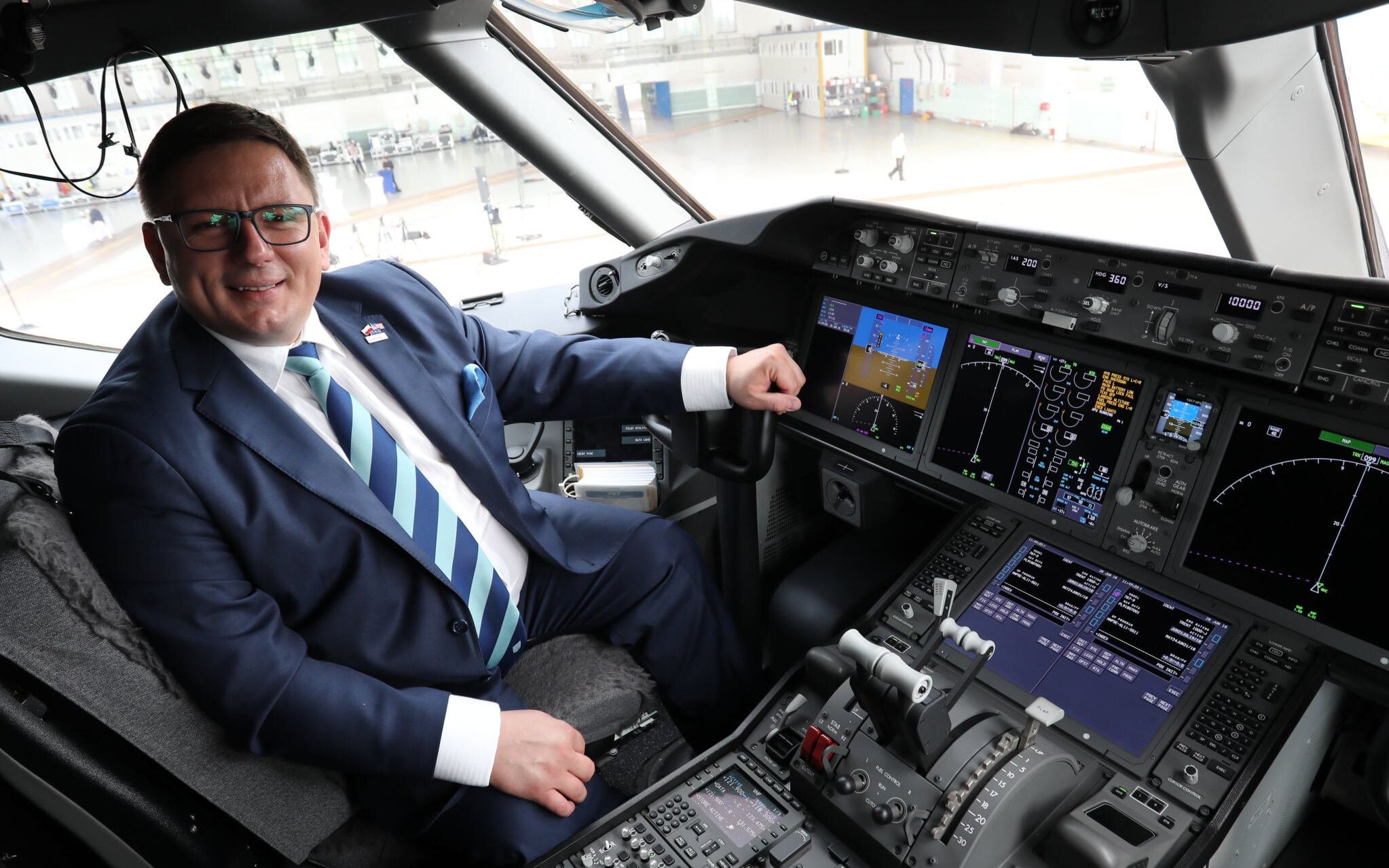 28.06.2018 Warszawa , ulica Komitetu Obrony Robotnikow . Lotnisko Okecie . Prezes Zarzadu Polskich Linii Lotniczych LOT Rafal Milczarski podczas prezentacji pierwszego samolotu Boening g 787 - 8 Dreamliner w bialo - czerwonym malowaniu na stulecie niepodleglosci Polski .
Fot. Slawomir Kaminski / Agencja Gazeta