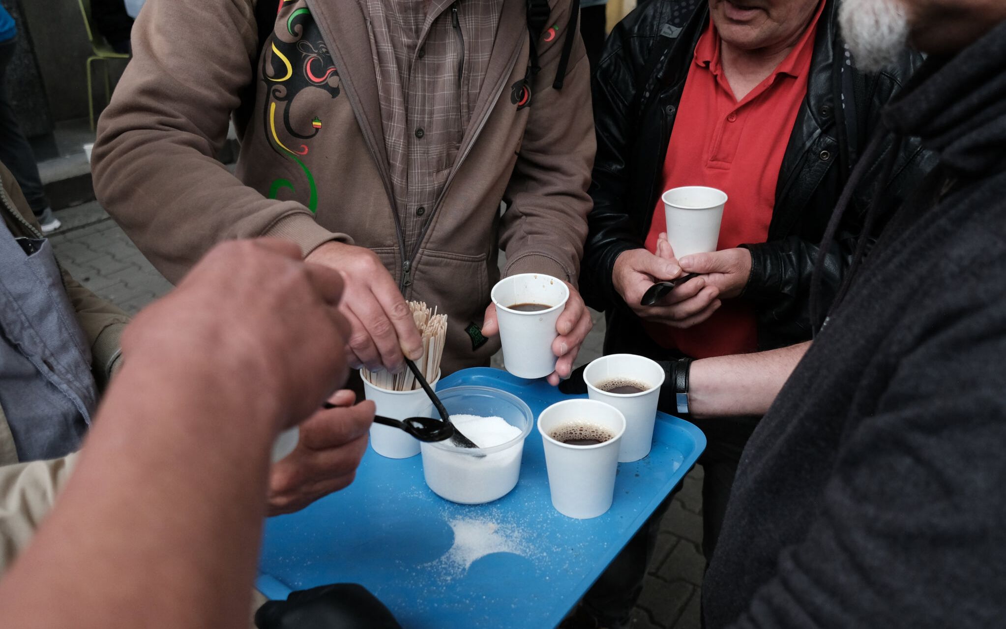 09.06.2020 Warszawa , ulica Grojecka . Klubokawrnia '' Zycie jest fajne ''. Czeczenskie Mamy z Dworca Brzesc gotuja dla bezdomych w ramach akcji '' Ochota na pomaganie ''.
Fot. Slawomir Kaminski / Agencja Gazeta