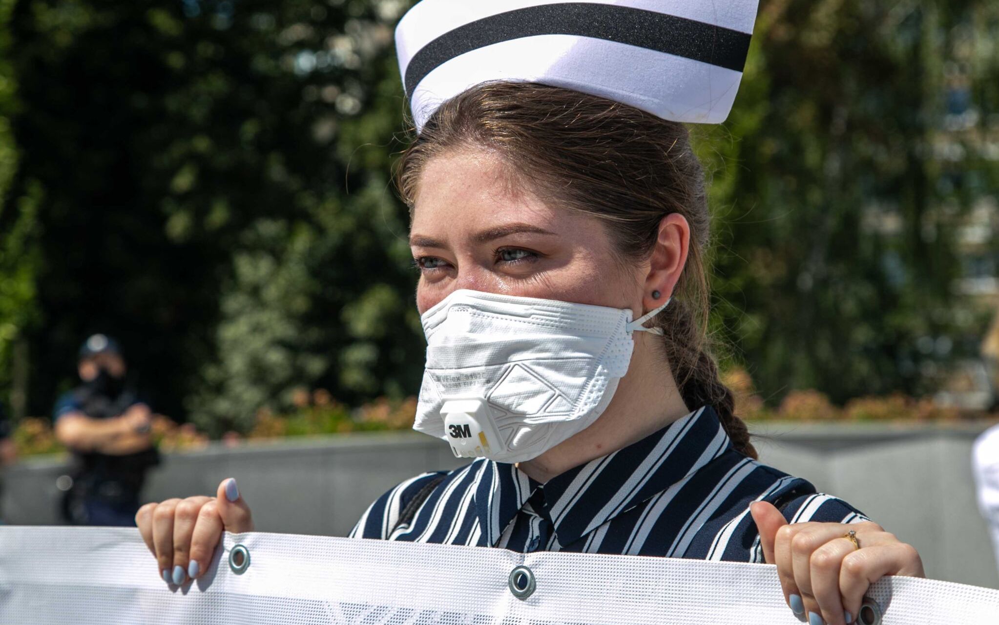 Grafika do artykułu "Takiego kryzysu jeszcze nie było": manifestacja pracowników ochrony zdrowia w Warszawie
