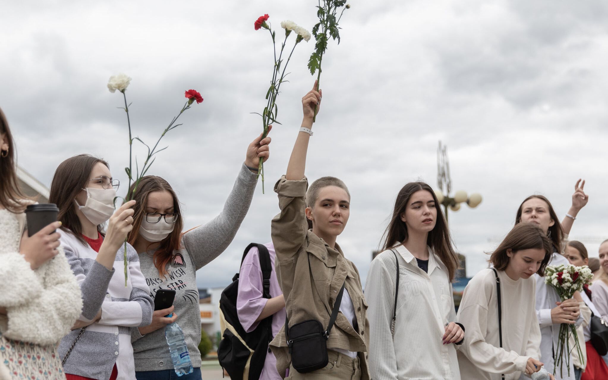 12.08.2020 Minsk , Bialorus . Pokojowy protest kobiet przeciwko przemocy rezimu Lukaszenki . Okolo stu kobiet protestowalo w centrum miasta . Po sfalszowanych wyborach prezydnckich bialorusini pikietuja na ulicach - milicja i wojsko pacyfikuja demonstracje .
Fot. Jedrzej Nowicki / Agencja Gazeta