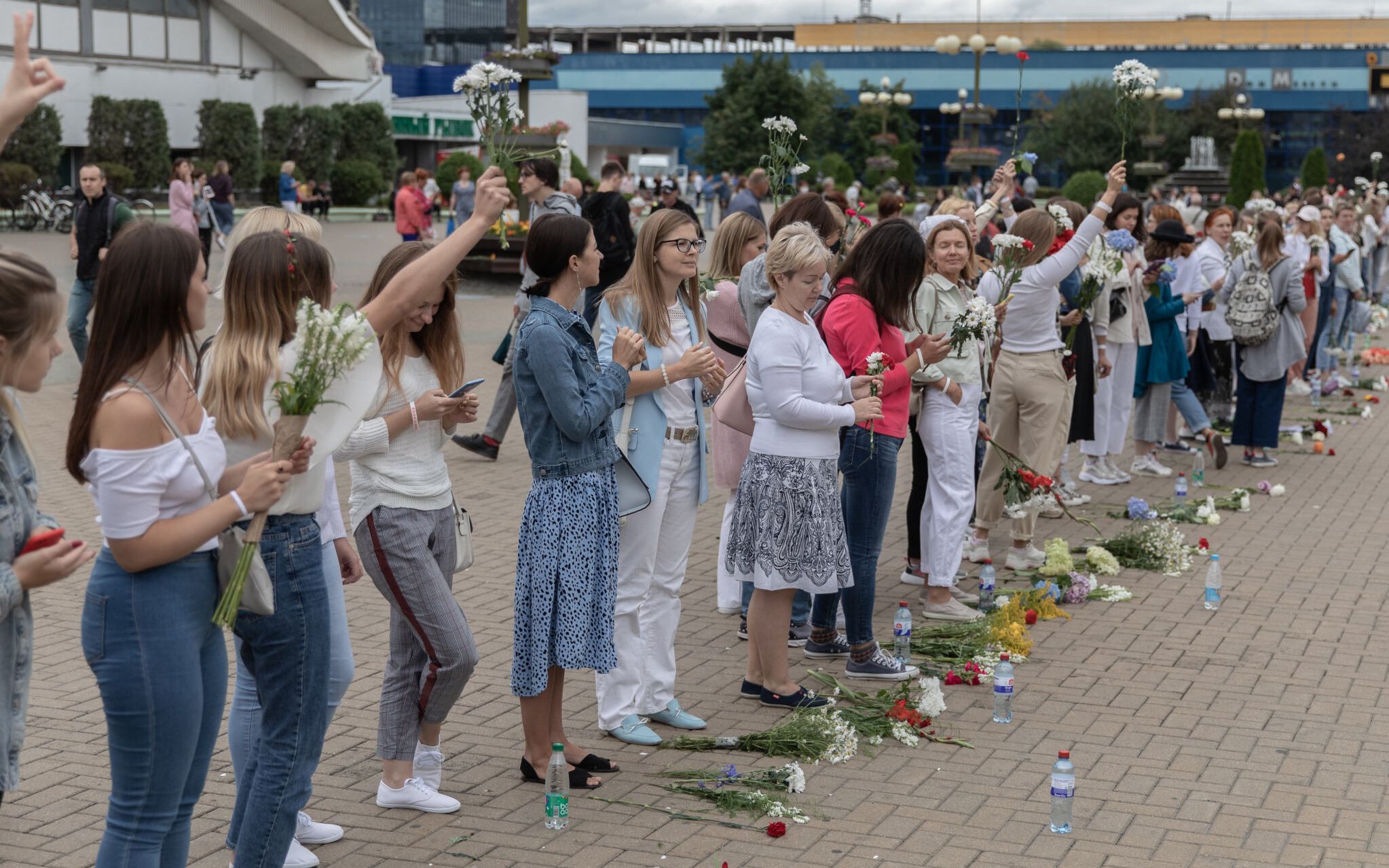 12.08.2020 Minsk , Bialorus . Pokojowy protest kobiet przeciwko przemocy rezimu Lukaszenki . Okolo stu kobiet protestowalo w centrum miasta . Po sfalszowanych wyborach prezydnckich bialorusini pikietuja na ulicach - milicja i wojsko pacyfikuja demonstracje .
Fot. Jedrzej Nowicki / Agencja Gazeta