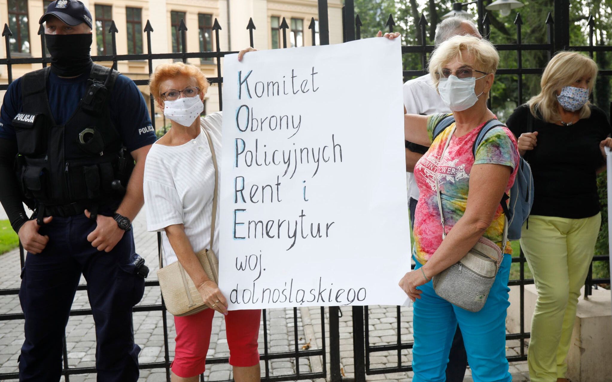 18.08.2020 Warszawa , aleja Szucha 12 , Trybunal Konstytucyjny . Protest bylych funkcjonariuszy , ktorym obcieto emerytury w ramach ustawy dezubekizacyjnej . Protest zostal zorganizowany w dniu ogloszenia wyroku TK ws. zgodnosci ustawy z konstytucja .
Fot. Maciek Jazwiecki / Agencja Gazeta