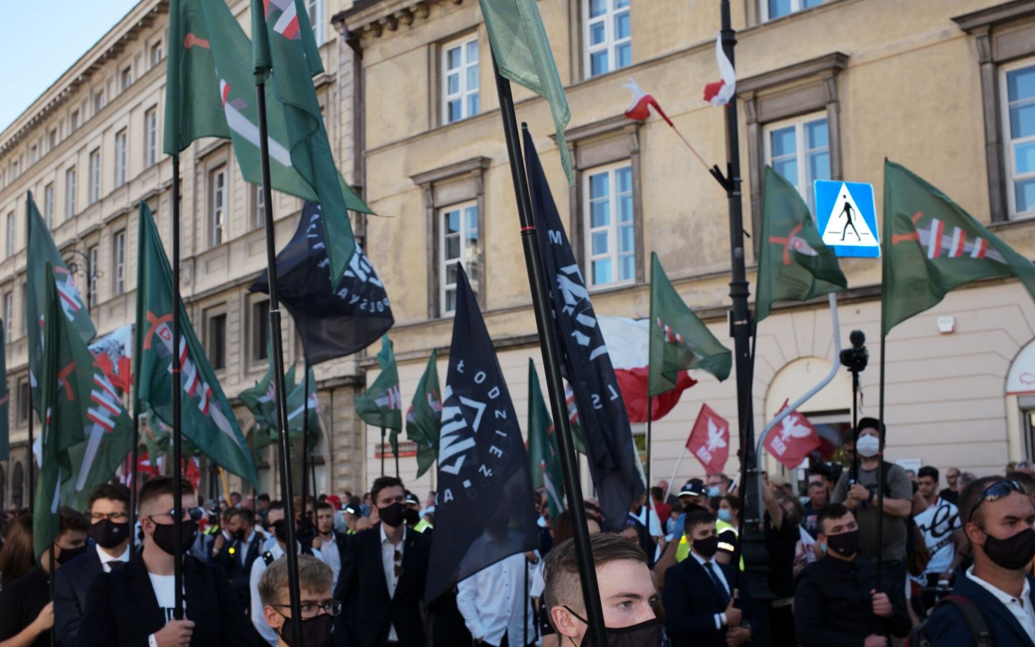 Grafika do artykułu Wróg pluje do nich z uniwersytetów, a oni są zdrową Polską. Nacjonaliści przeszli przez Warszawę