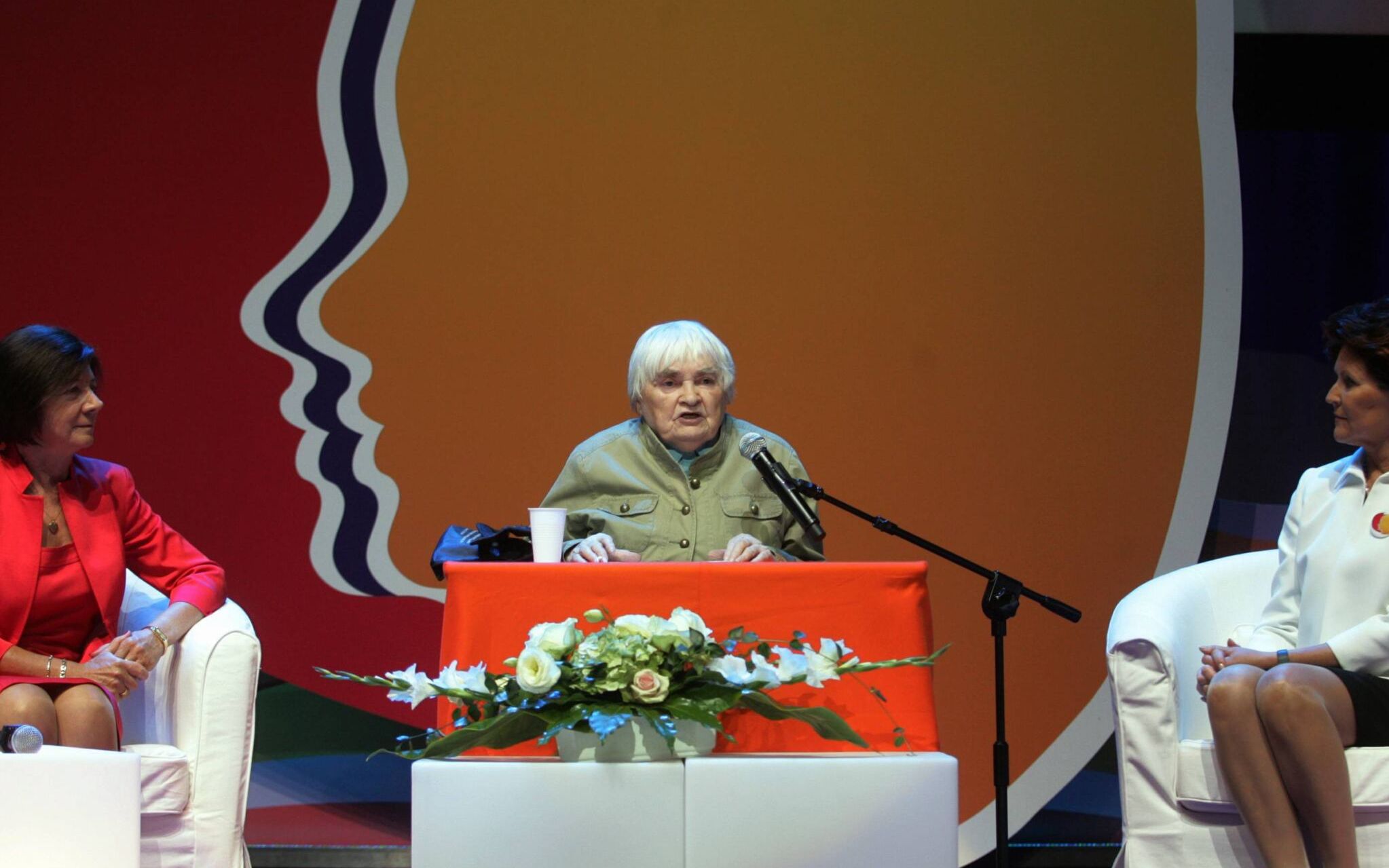 20.06.2009 WARSZAWA , PALAC KULTURY I NAUKI PKIN , SALA KONGRESOWA , KONGRES KOBIET POLSKICH " KOBIETY DLA POLSKI , POLSKA DLA KOBIET "
N/Z  MARIA KACZYNSKA , MARIA JANION ,  JOLANTA KWASNIEWSKA
FOT. WOJCIECH OLKUSNIK / AGENCJA GAZETA