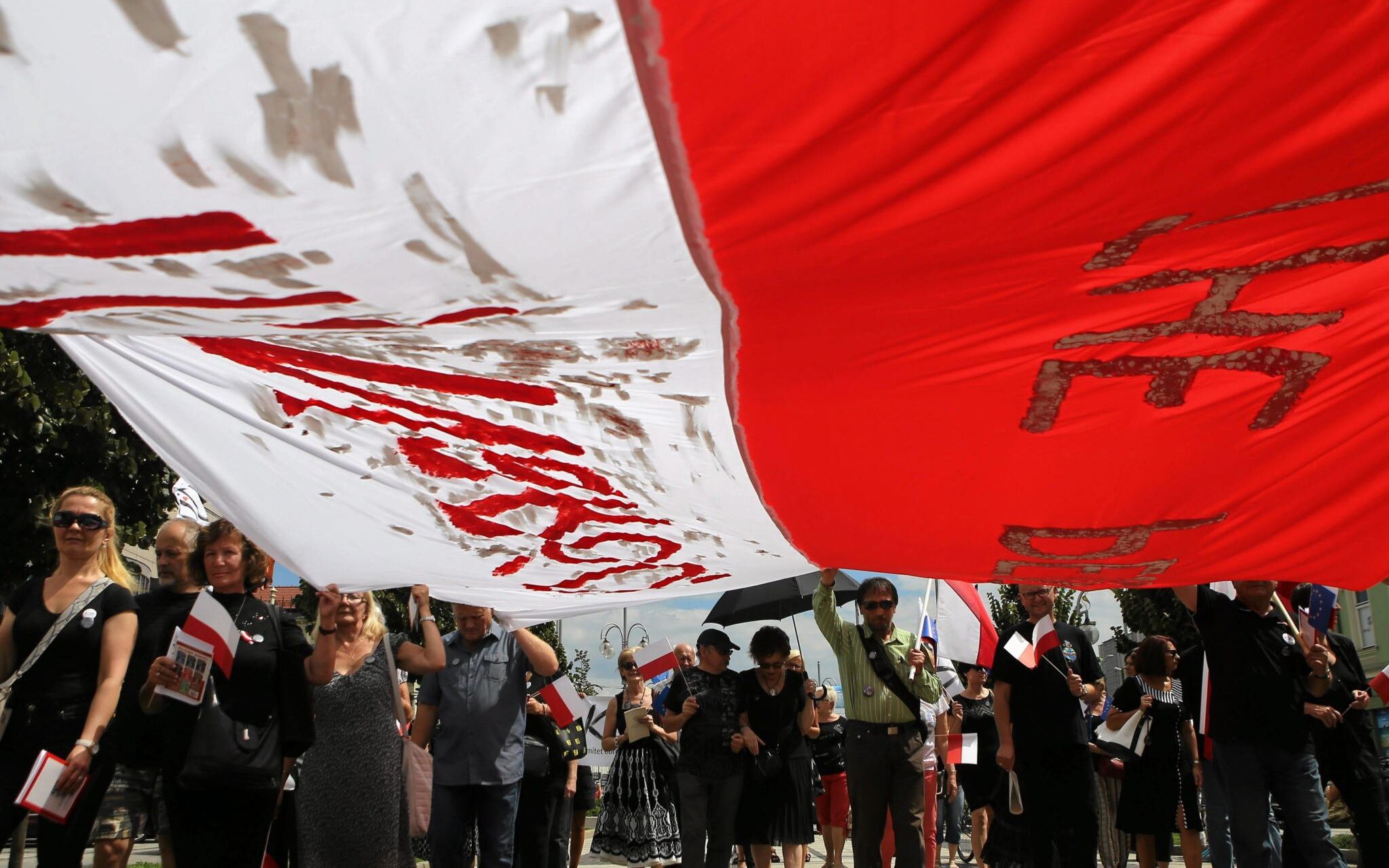 30.07.2016 Czestochowa , II aleja NMP . Czarny Marsz sympatykow KOD w obronie demokracji i Trybunalu Konstytucyjnego . Fot . Grzegorz Skowronek / Agencja Gazeta