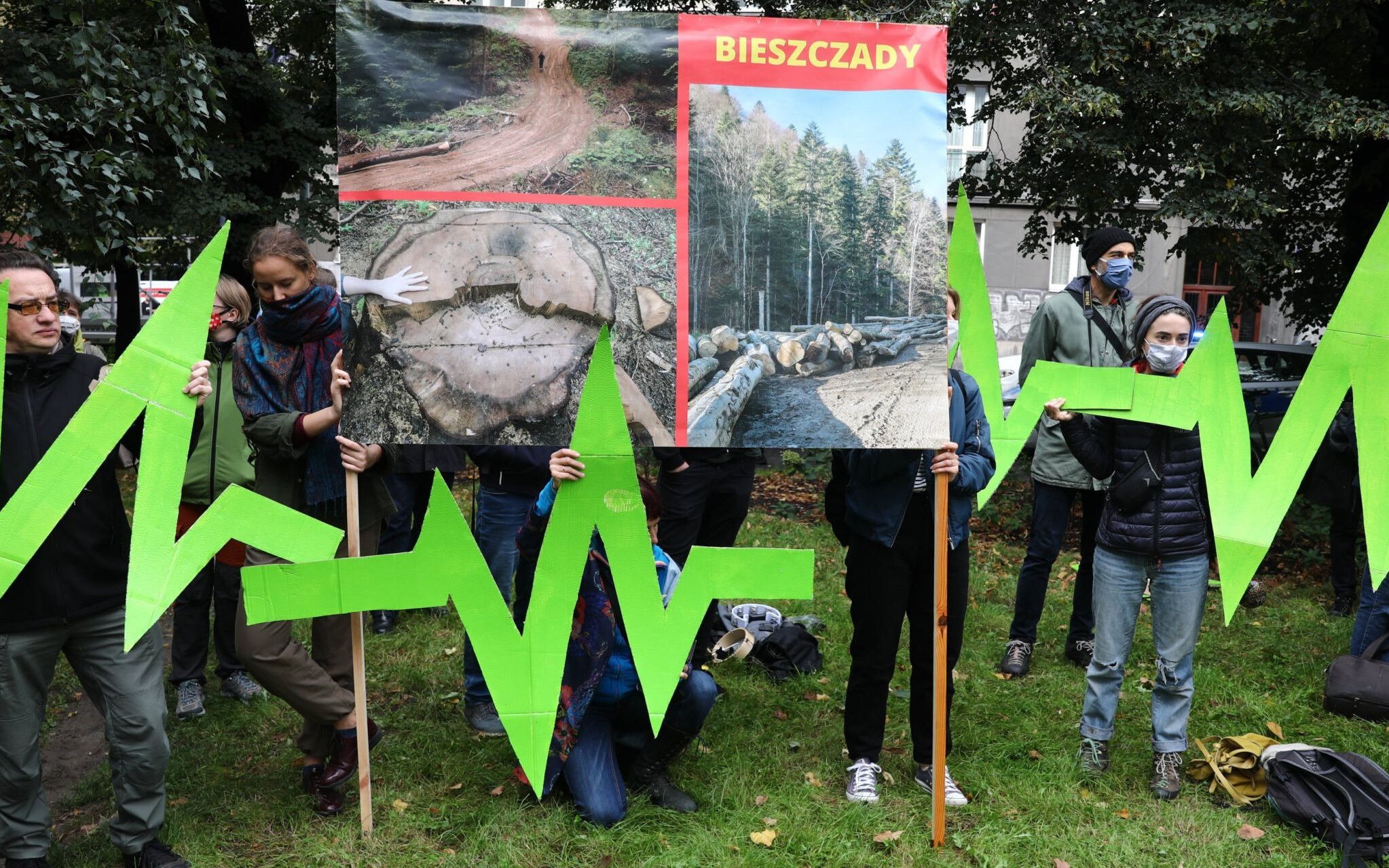 29.09.2020 Krakow , Aleja Slowackiego . Protest w obronie Puszczy Karpackiej , pod Regionalna Dyrekcja Lasow Panstwowych . Fot. Jakub Porzycki / Agencja Gazeta