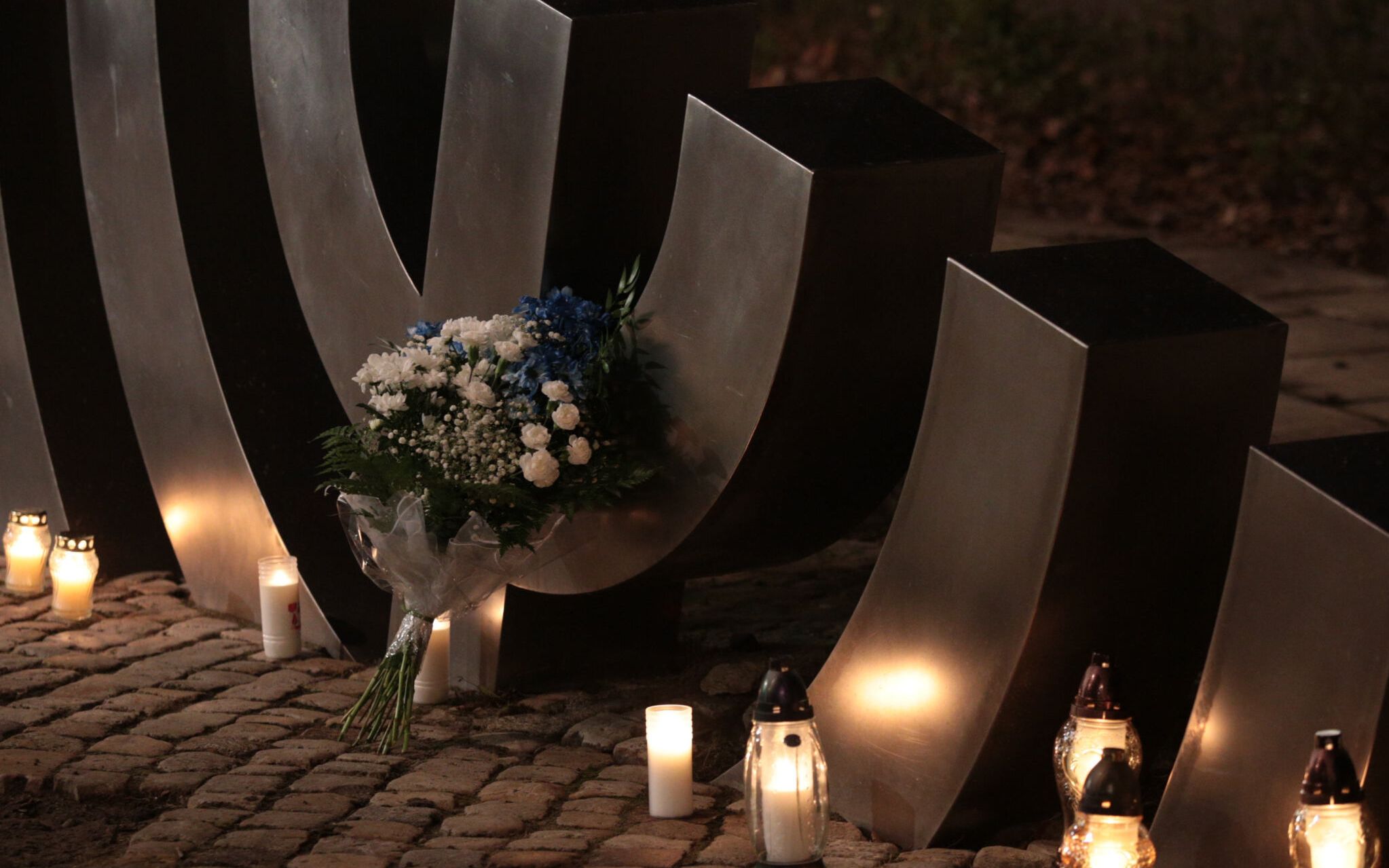 27.01.2020 Kielce . Miedzynarodowy Dzien Pamieci o Ofiarach Holocaustu . Uroczystosc pod pomnikiem Menora zorganizowana przez stowarzyszenie imienia Jana Karskiego .
Fot. Pawel Malecki / Agencja Gazeta
