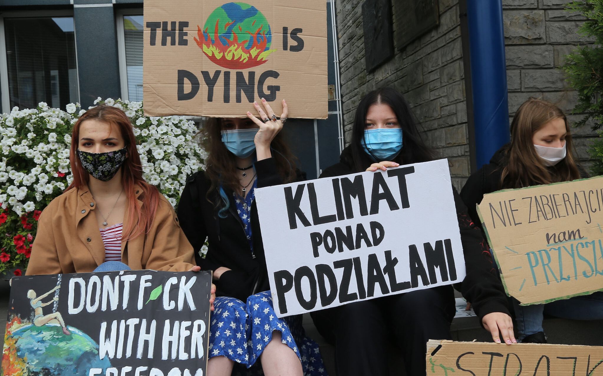 31.07.2020  Bialystok . Urzad Miasta . Strajk dla Ziemi - demonstracja mlodziezy w obronie klimatu .
Fot. Agnieszka Sadowska/ Agencja Gazeta. *** Local Caption *** .