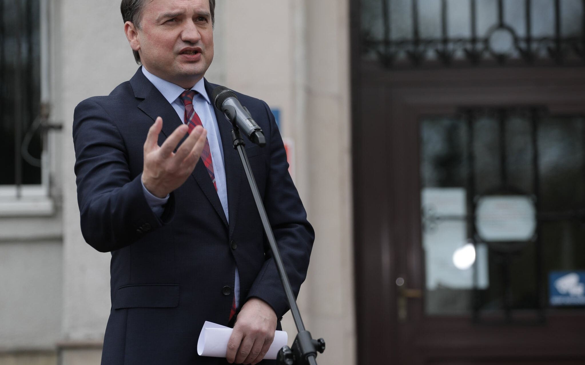 22.04.2020  Warszawa , Aleje Ujazdowskie . Ministerstwo Sprawiedliwosci . Wiceminister sprawiedliwosci Marcin Warchol , minister sprawiedliwosci Zbigniew Ziobro podczas konferencji prasowej o antylichwiarskich rozwiazaniach w zwiazku epidemia koronawirusa .
Fot. Slawomir Kaminski / Agencja Gazeta