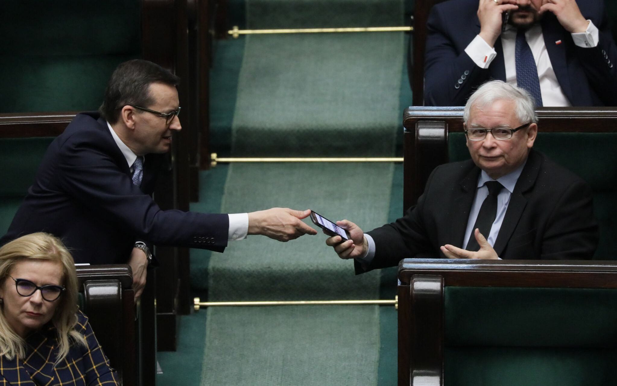 02.06.2020 Warszawa , ulica Wiejska . Trzeci dzien 12 . posiedzenia Sejmu IX kadencji . Premier rzadu PiS mateusz Morawiecki i jego partyjny zwierzchnik Jaroslaw Kaczynski podczas glosowan nad poprawkami Senatu do ustawy o wyborach prezydenckich w 2020 roku . Premier nie jest poslem - dosc nietypowo nie siedzi w lawach rzadowych .
Fot. Slawomir Kaminski / Agencja Gazeta