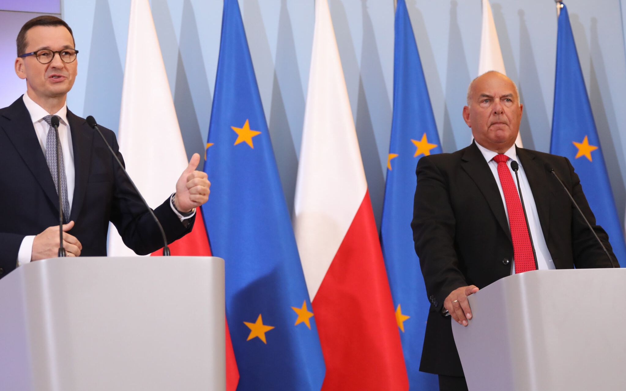 28.09.2020  Warszawa , Kancelaria Prezesa Rady Ministrow . Premier Mateusz Morawiecki (l) i minister finansow Tadeusz Koscinski (p) podczas konferencji prasowej po posiedzeniu rzadu .
Fot. Slawomir Kaminski / Agencja Gazeta