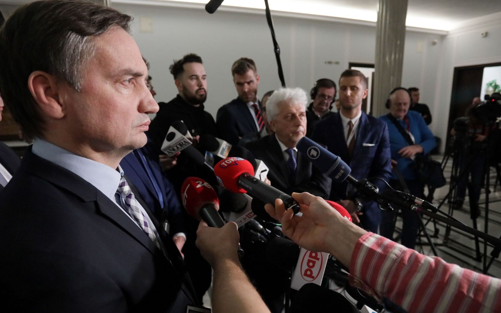Grafika do artykułu Minister Wójcik broni górali przed inwazją LGBT i woła na pomoc Zbigniewa Ziobrę