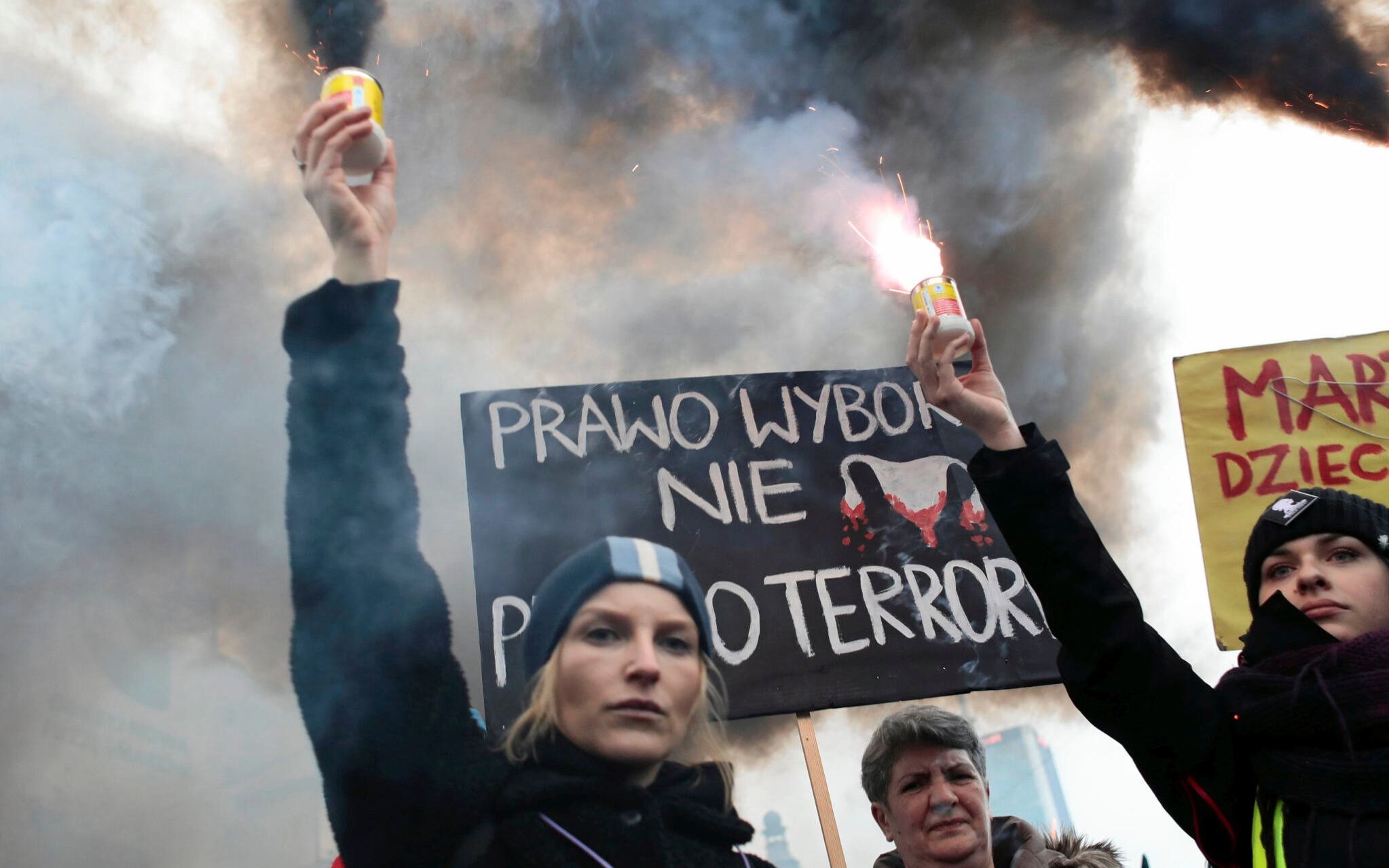 23.03.2018 Warszawa , Centrum , Rondo Dmowskiego . Protest przeciwko zaostrzeniu ustawy aborcyjnej " Czarny Piatek . Strajk Kobiet = Strajk Wszystkich " w Warszawie / Protest against restrictions on abortion bill " Black Friday  . Women ' s Strike = Everyone ' s Strike " in Warsaw Poland .  
Fot. Dawid Zuchowicz / Agencja Gazeta