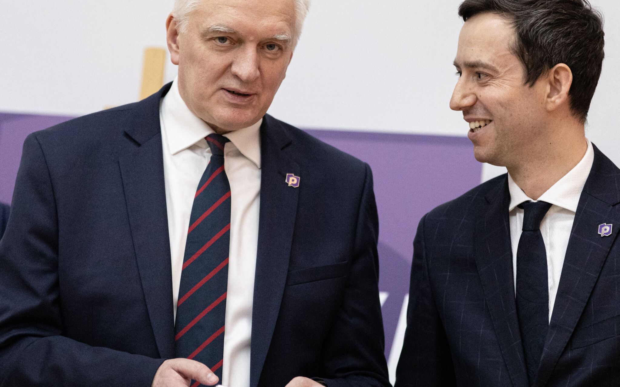 25.02.2020 Warszawa , ulica Foksal 3 / 5 . Od lewej minister nauki i szkolnictwa wyzszego Jaroslaw Gowin , wiceminister obrony narodowej Marcin Ociepa  podczas tweetupu partii Porozumienie '' #DruzynaGowina .'' 
Fot. Dawid Zuchowicz / Agencja Gazeta