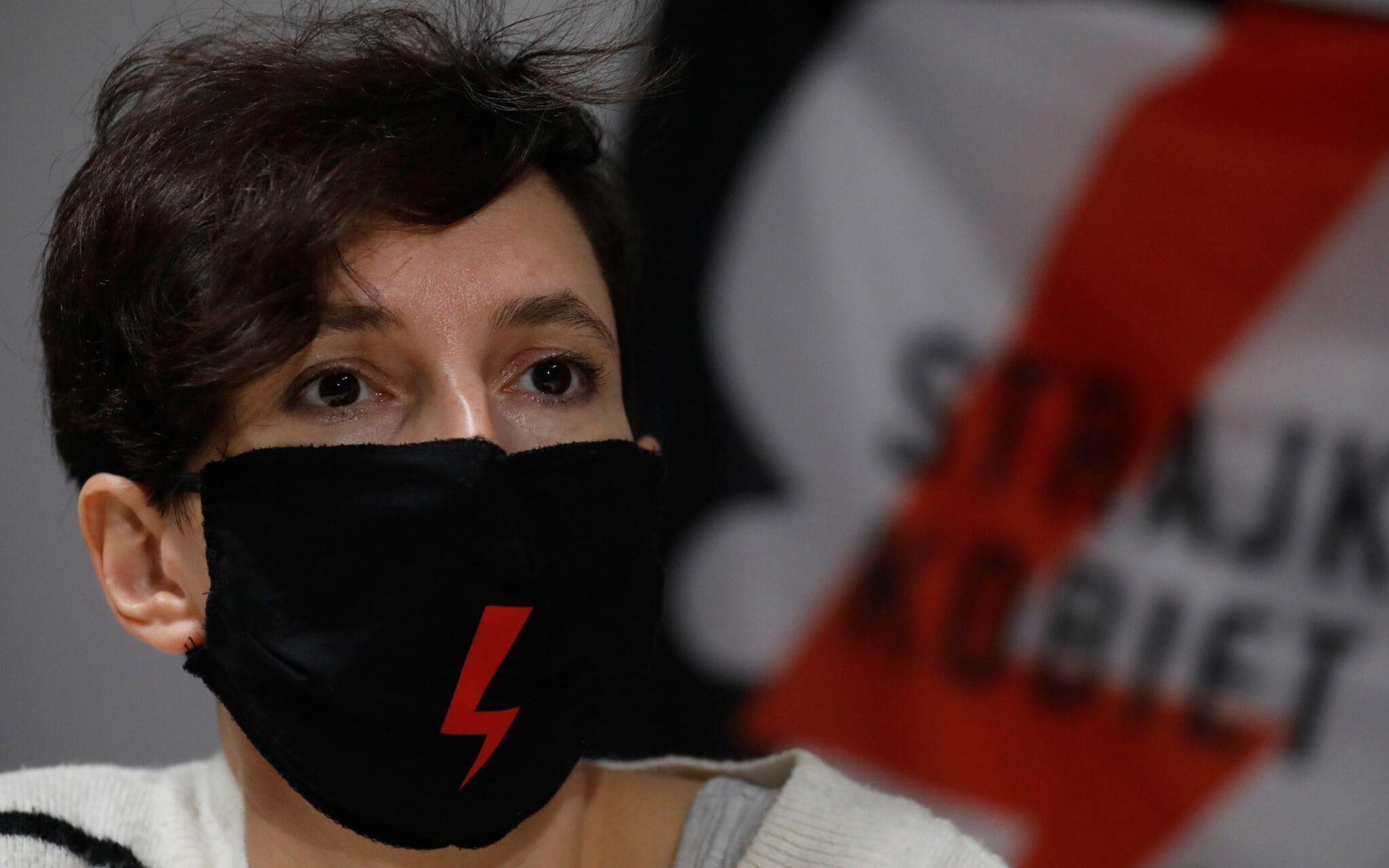 27.10.2020 Warszawa , ulica Wiejska 16 . Klub Parasolki .  Klementyna Suchanow podczas konferencja prasowej Ogolnopolskiego Strajku Kobiet w sprawie protestow po zaostrzeniu prawa aborcyjnego , praw kobiet , relacji panstwo - Kosciol , epidemii koronawirusa .
Fot. Maciek Jazwiecki / Agencja Gazeta