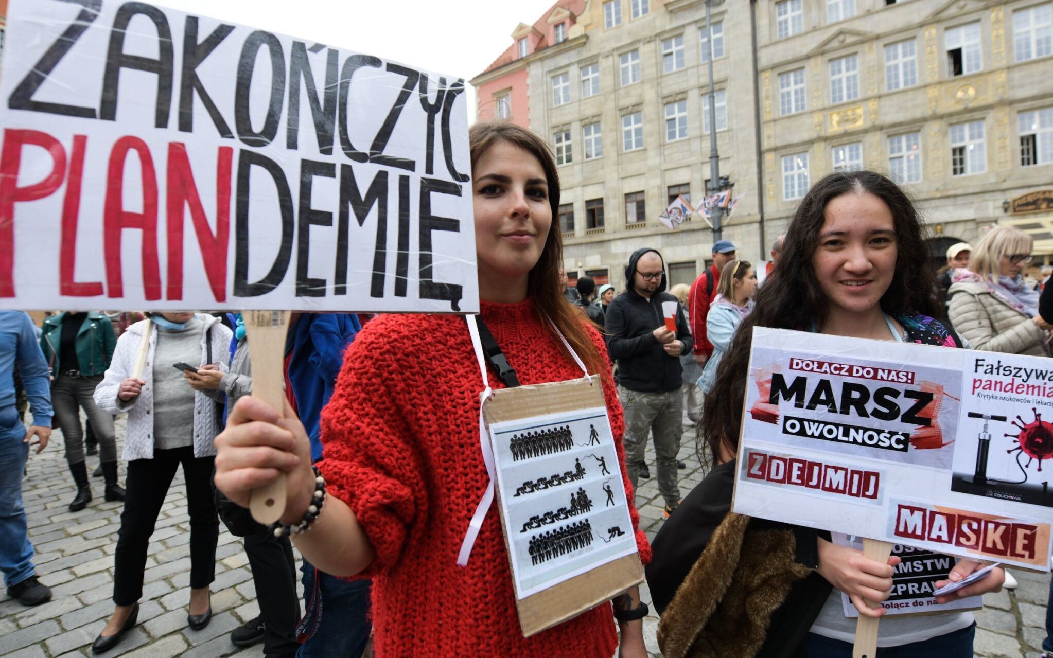 10.10.2020 Wroclaw , Rynek . Manifestacja antycovidowcow w pierwszym dniu obowiazywania nowych obostrzen w zwiazku z pandemia koronawirusa .
fot . Tomasz Pietrzyk / Agencja Gazeta