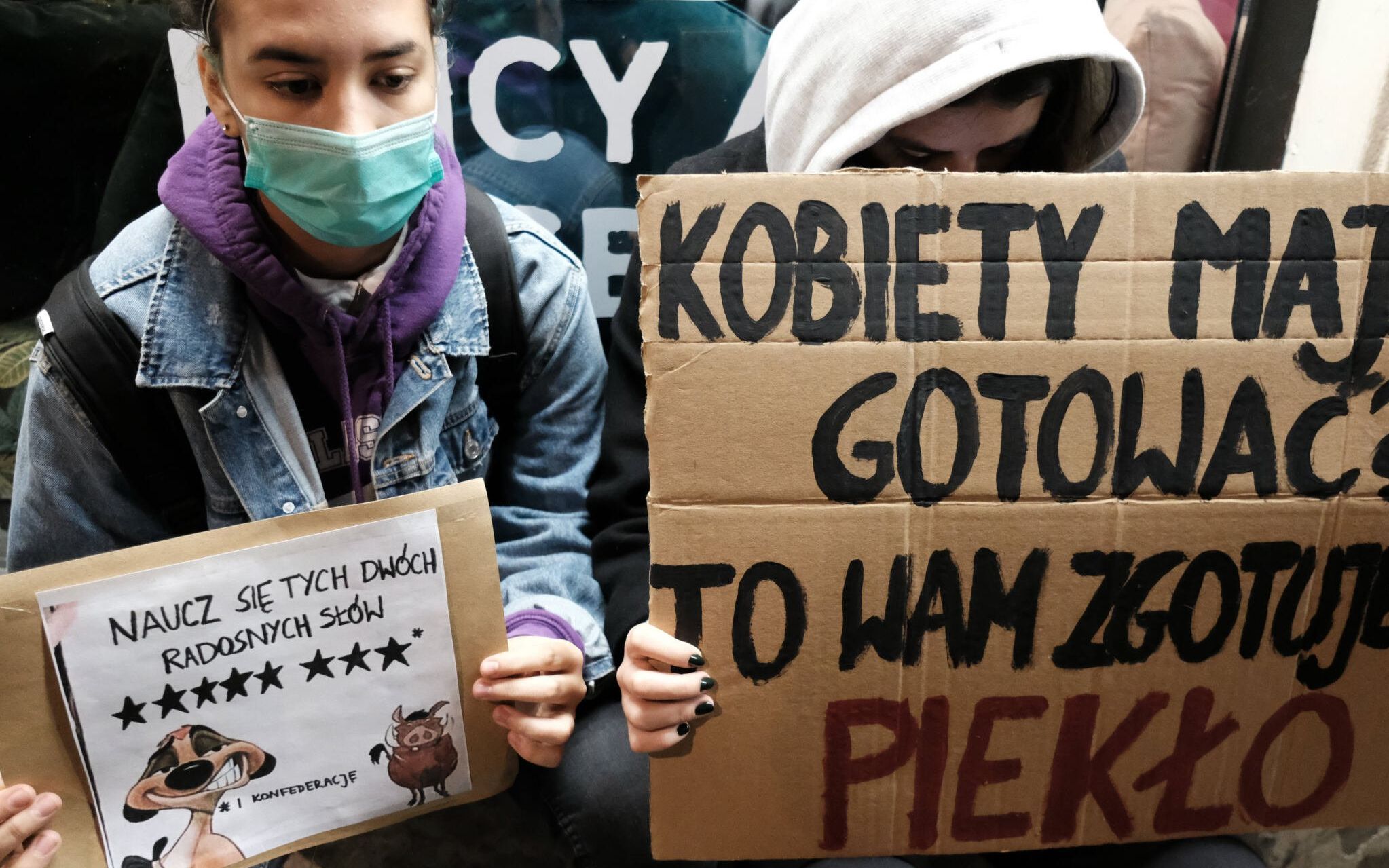 9.10.2020 Warszawa , ulica Nowy Swiat . Pikieta partii Razem , Strajku Kobiet i Ruchu LGBT + w zwiazku z zaostrzeniem prawa aborcyjnego . Demonstranci poszli pod gmach TVP Info przy placu Powstancow Warszawy .
Fot. Slawomir Kaminski / Agencja Gazeta