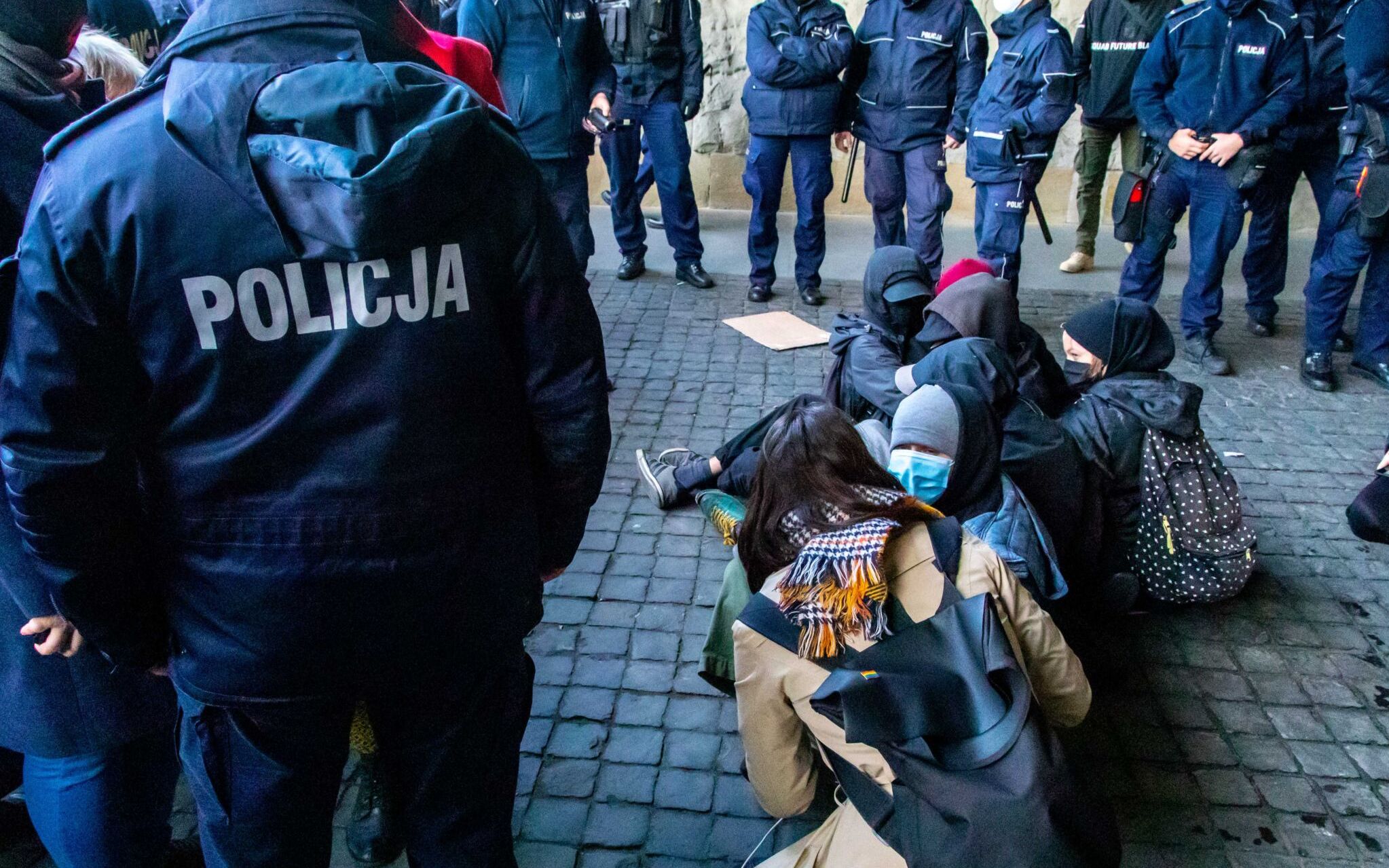 Grafika do artykułu Represje na telefon z komendy stołecznej. Linus opowiada, jak sąd go uratował przed samowolą policji