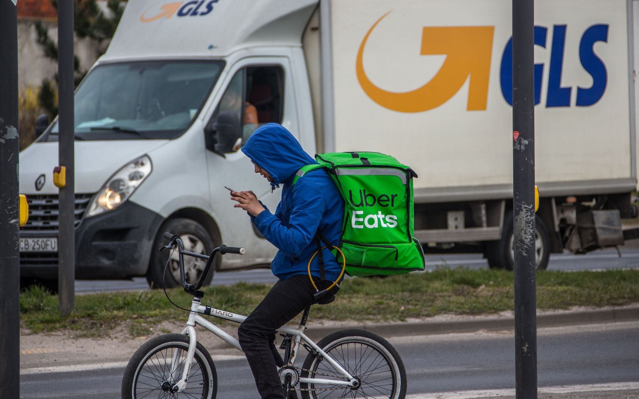 26.03.2020 Bydgoszcz . Dostawca Uber Eats i samochod firmy kurierskiej GLS podczas epidemii koronawirusa .
Fot. Roman Bosiacki / Agencja Gazeta