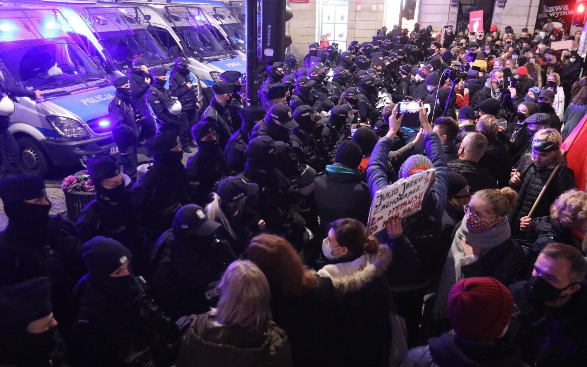 18.11.2020 Warszawa , ulica Nowy Swiat . W zwiazku z otoczeniem Sejmu przez policje blokada Sejmu w czasie trwania posiedzenia zorganizowana przez Ogolnopolski Strajk Kobiet w zwiazku z zaostrzeniem prawa aborcyjnego zamienila sie w marsz .
Fot. Kuba Atys / Agencja Gazeta
