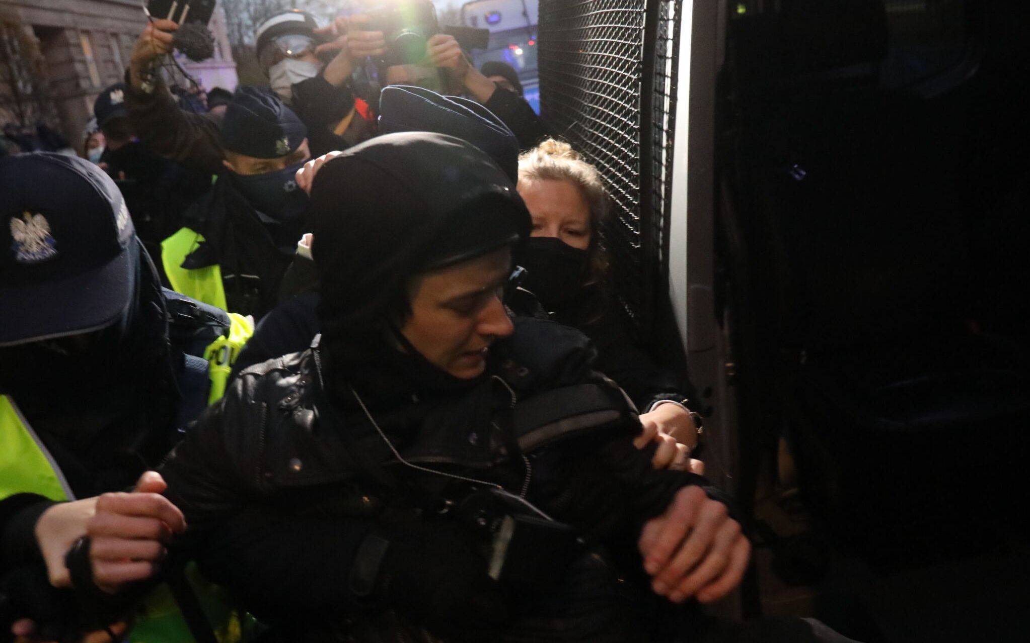 23.11.2020 Warszawa , aleja Szucha . Ministerstwo Edukacji i Nauki . Protest aktywistow zorganizowany przez Strajk Kobiet przeciw ministrowi edukacji i nauki Przemyslawowi Czarnkowi i w zwiazku z zaostrzeniem prawa aborcyjnego .  Fotoreporterka '' Gazety Wyborczej '' Agata Grzybowska podczas zatrzymania przez policje .
Fot. Maciek Jazwiecki / Agencja Gazeta