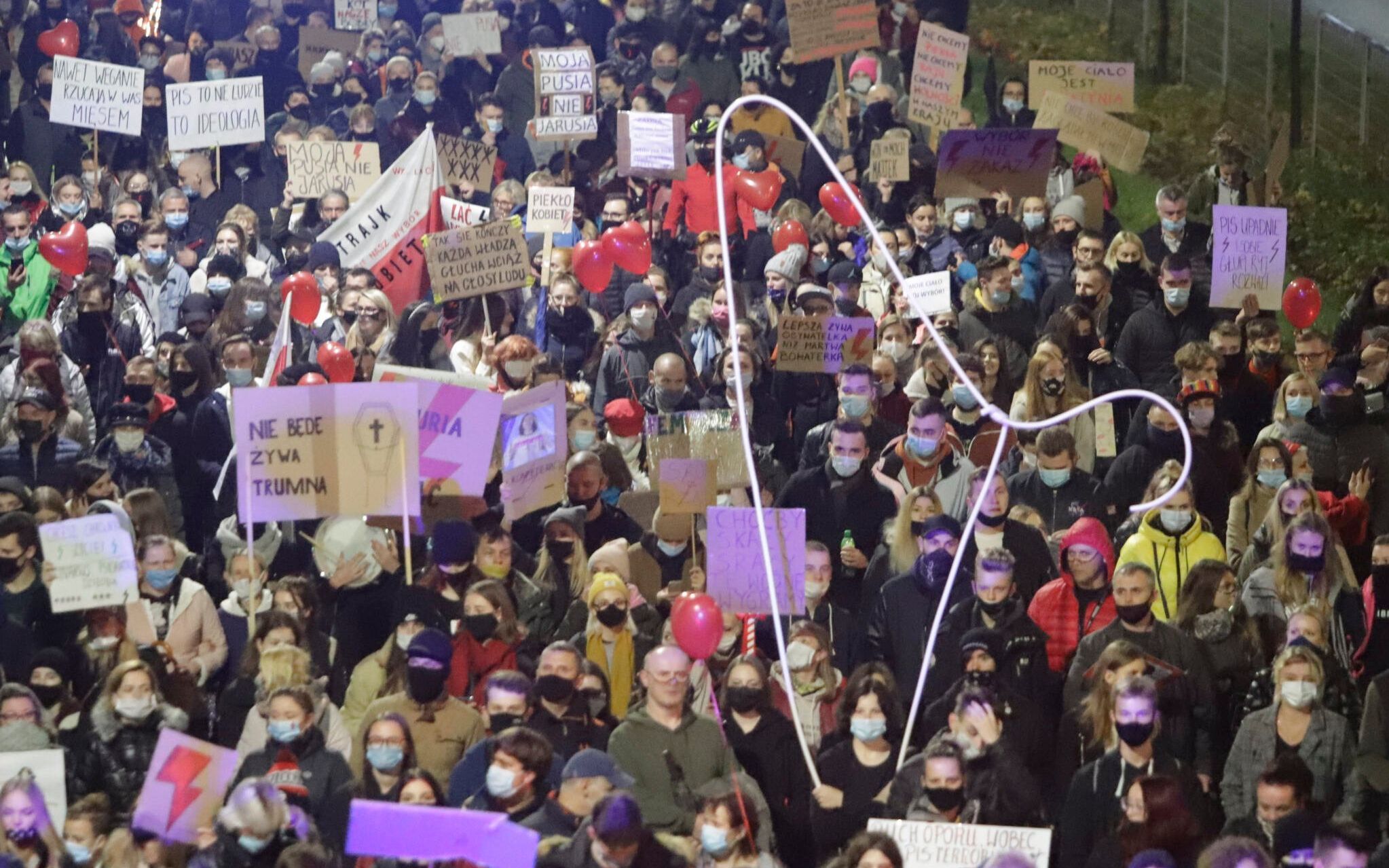 02.11.2020 Czestochowa , aleja Jana Pawla II. Demonstracja po decyzji Trybunalu Konstytucyjnego , zakazujacego aborcji z powodu wad genetycznych plodu. Strajk kobiet. Fot . Maciek Skowronek / Agencja Gazeta