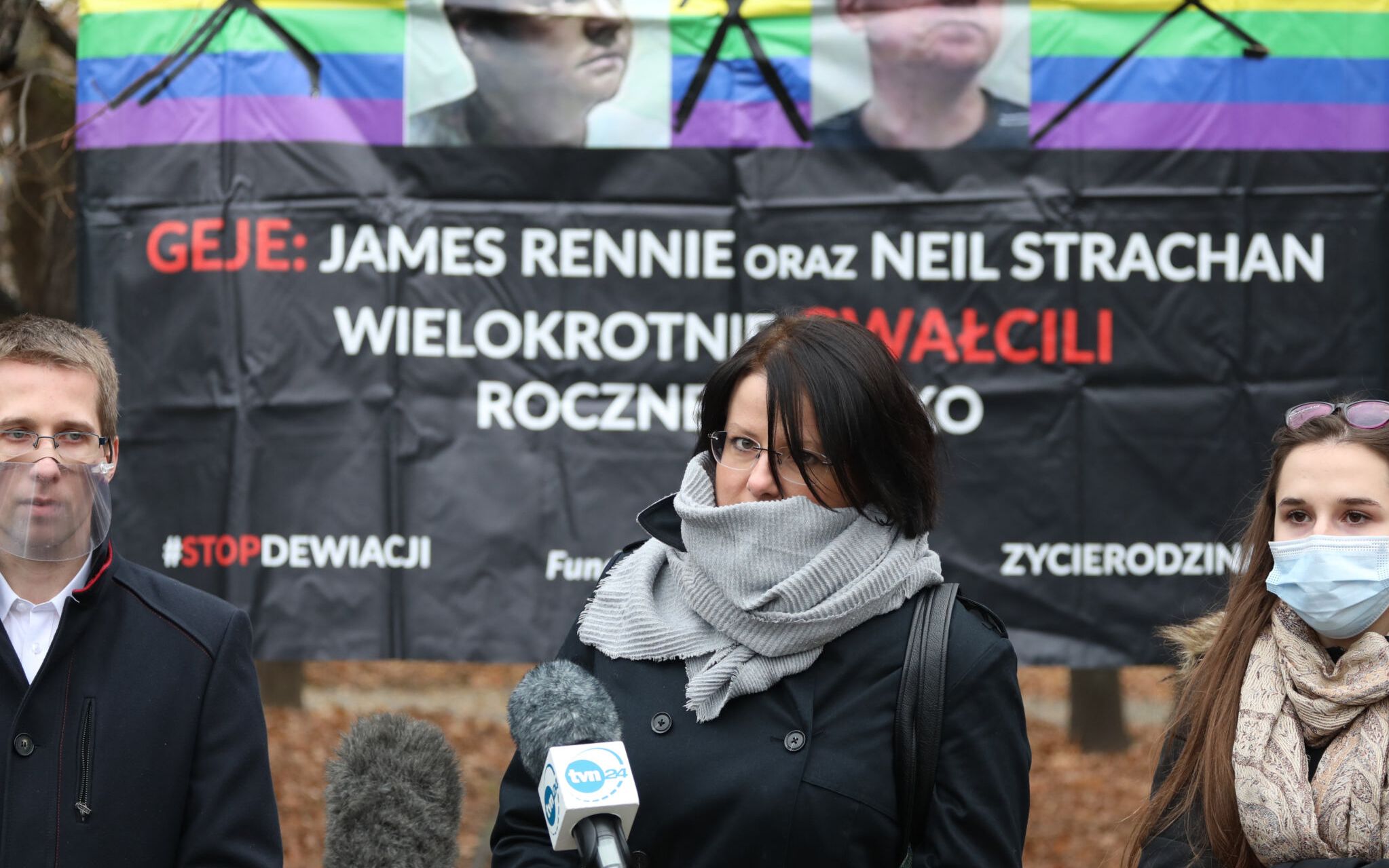 09.11.2020 Warszawa . Kaja Godek (C) podczas konferencji prasowej przed zlozeniem do Biura Podawczego Sejmu podpisow pod petycja zabraniajaca marszow LGBT .
Fot. Slawomir Kaminski / Agencja Gazeta