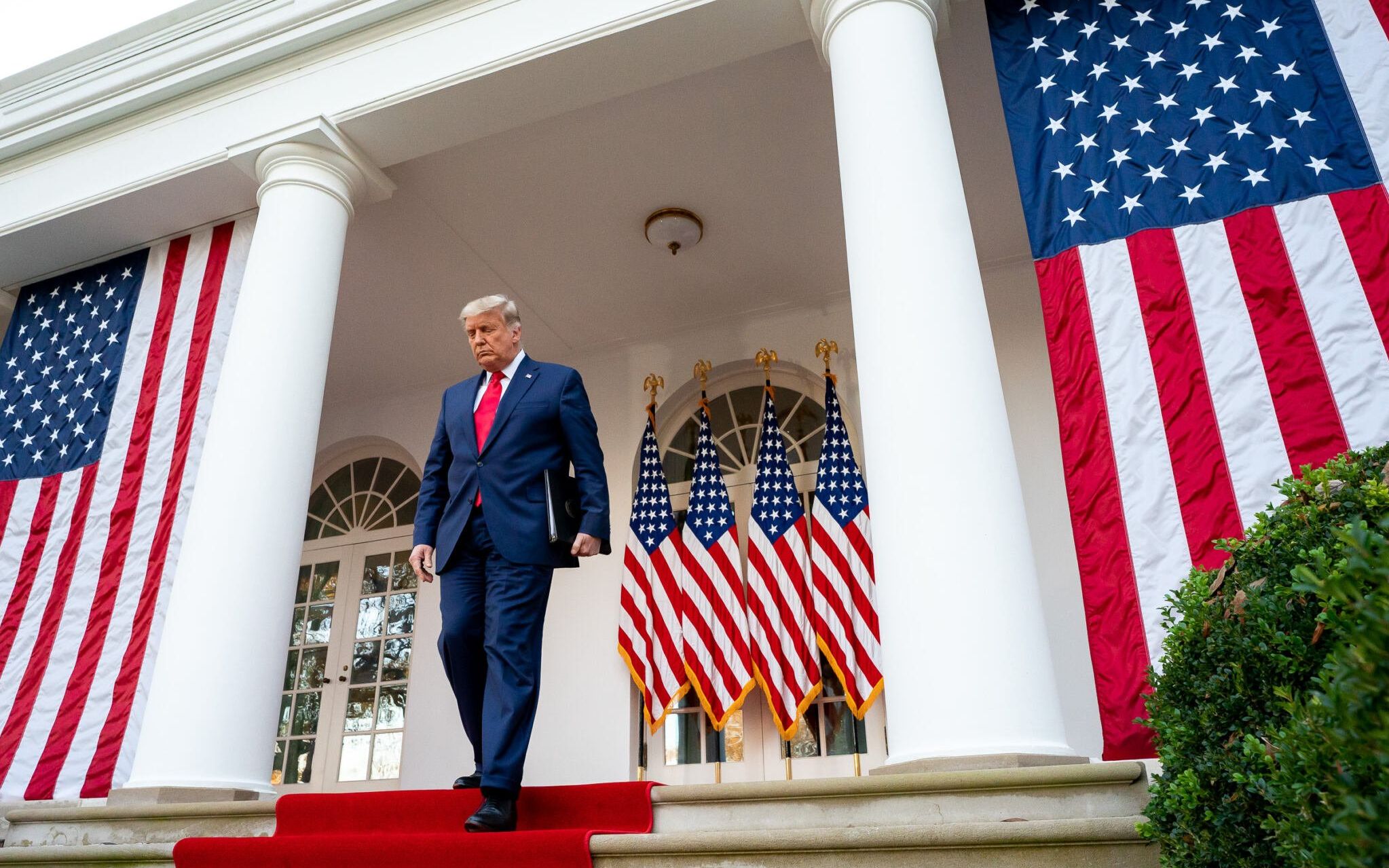 Grafika do artykułu Pokonany Trump kurczowo trzyma się władzy. Wyborcy wierzą w jego spiskowe fantazje
