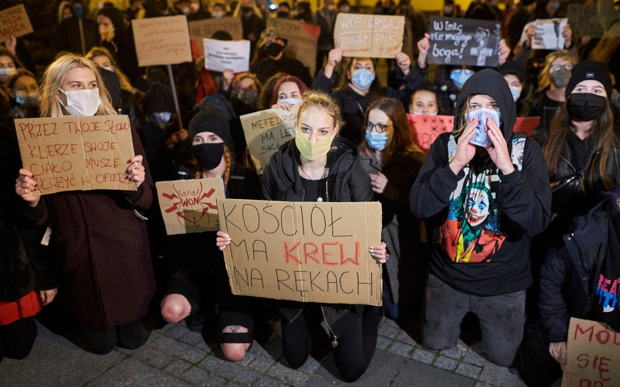 25.10.2020 Lodz . Protest pod archikatedra przeciwko wyrokowi Trybunalu Konstytucyjnego zaostrzajacemu prawo aborcyjne . Demonstranci starli sie z czlonkami ONR .  
Fot. Marcin Stepien / Agencja Gazeta