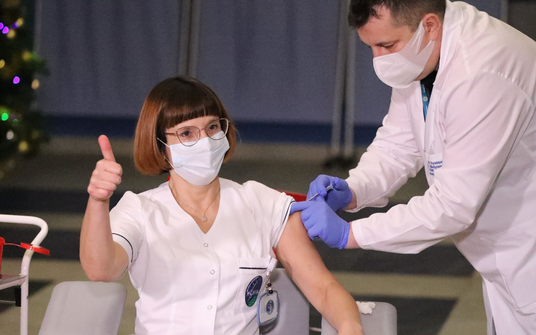 27.12.2020 Warszawa , ulica Woloska 37 , Szpital MSWiA . Pierwsze w Polsce szczepienia na Covid - 19. Pierwsza zaszczepiona osoba to naczelna pielegniarka szpitala Alicja Jakubowska (L) . Zaszczepil ja zastepca dyrektora ds . medycznych dr n .  med . Artur Zaczymski (P) .
Fot. Slawomir Kaminski / Agencja Gazeta
