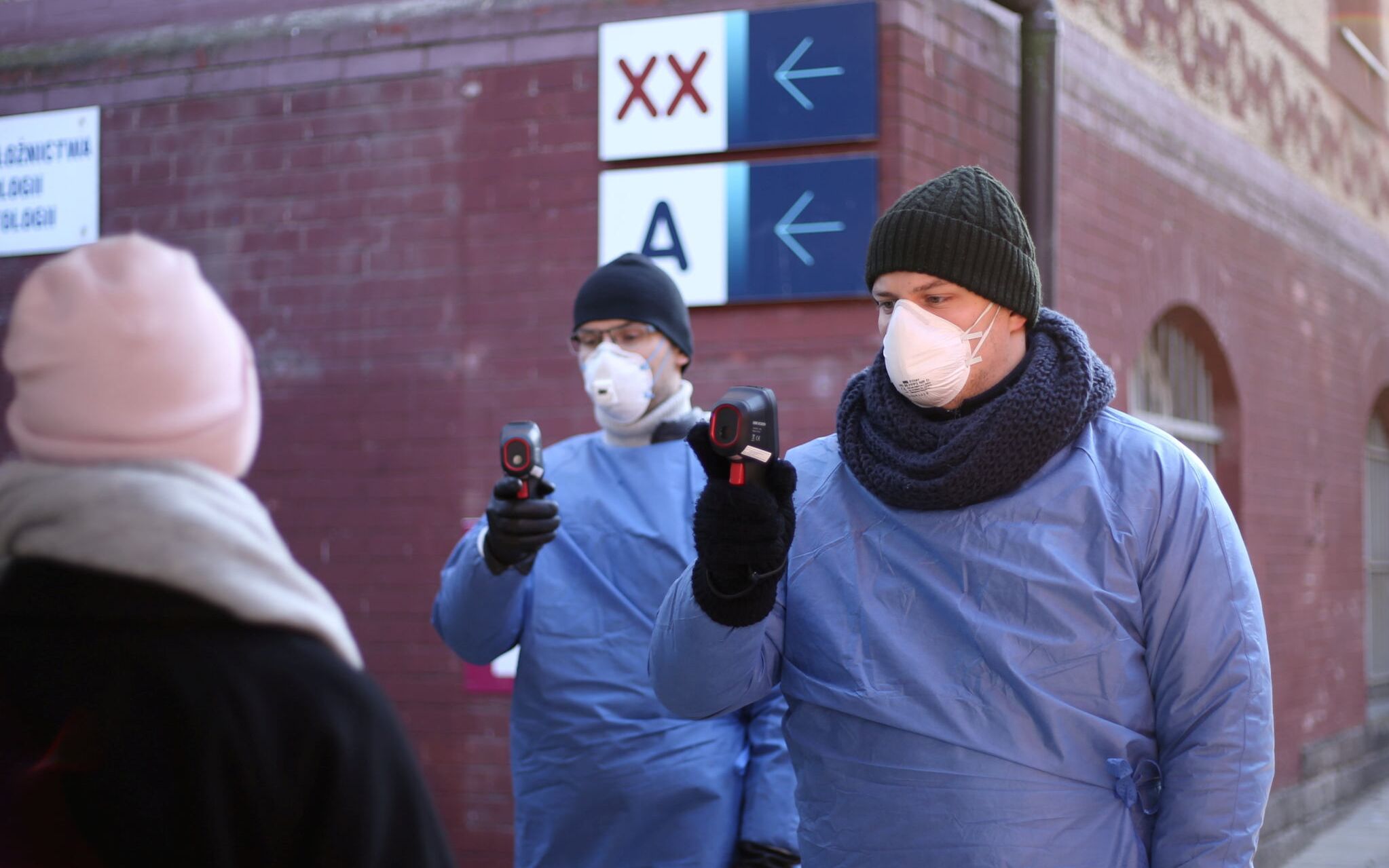 30.12.2020 Szczecin , Pomorzany . Samodzielny Publiczny Szpital Kliniczny Numer 2 Pomorskiego Uniwersytetu Medycznego . Punkt szczepien przeciwko covid . Badanie temperatury przed wejsciem do szpitala .
Fot. Cezary Aszkielowicz / Agencja Gazeta