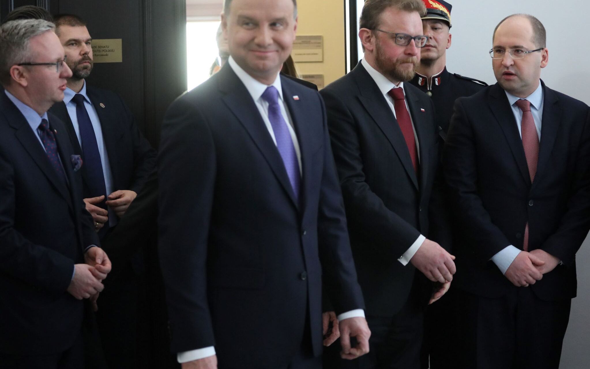 Grafika do artykułu Merkel jako kanclerz rozrabiaka, Duda jako rozważny mąż stanu. Tak fantazjuje minister Szczerski