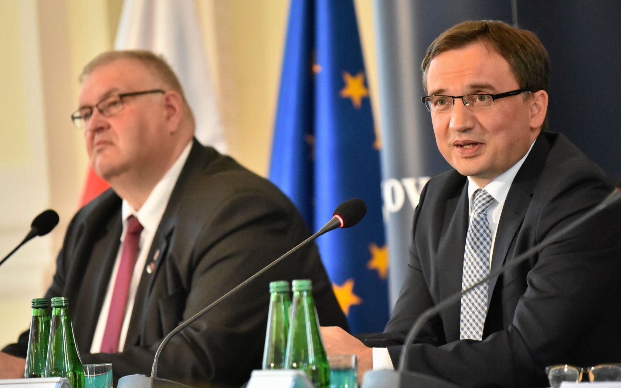 12.10.2017 Warszawa , ul. Rakowiecka , Prokuratura Krajowa . Prokurator Krajowy i I zast. prokuratora generalnego Bogdan Swieczkowski (l) , minister sprawiedliwosci i prokurator generalny Zbigniew Ziobro (p) podczas konferencji prasowej .
Fot. Franciszek Mazur / Agencja Gazeta