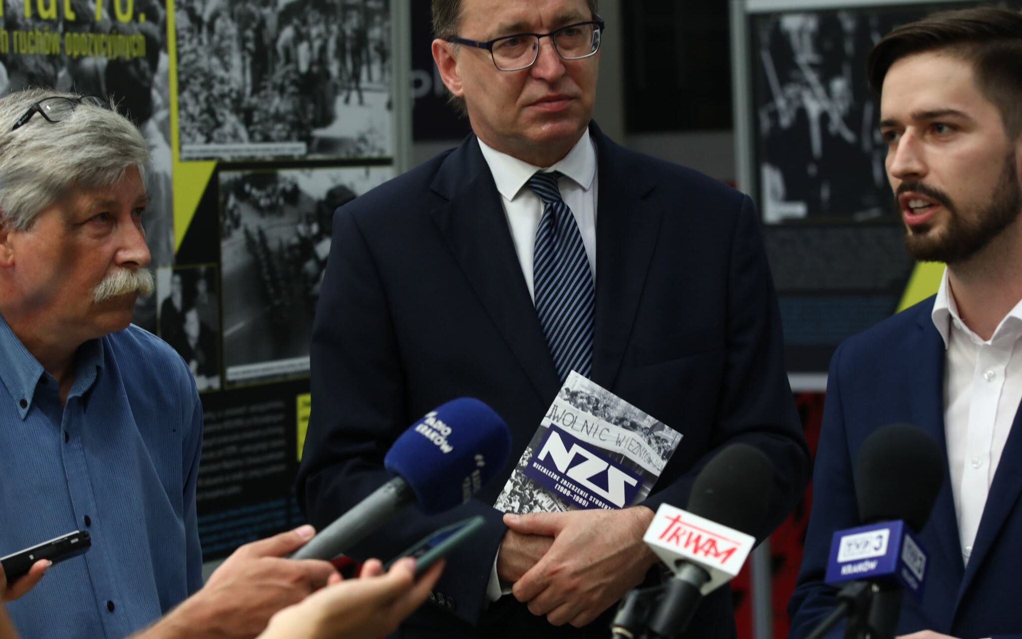 10.08.2020 Krakow . Dworzec Glowny PKP . Tworca wystawy Pawel Zechenter (L) , prezes Instytutu Pamieci Narodowej Jaroslaw Szarek (C) , Pawel Zdankowski z NZS Akademii Gorniczo-Hutniczej (P) podczas otwarcia wystawy NZS - pokolenia przemian . 
Fot. Jakub Wlodek / Agencja Gazeta