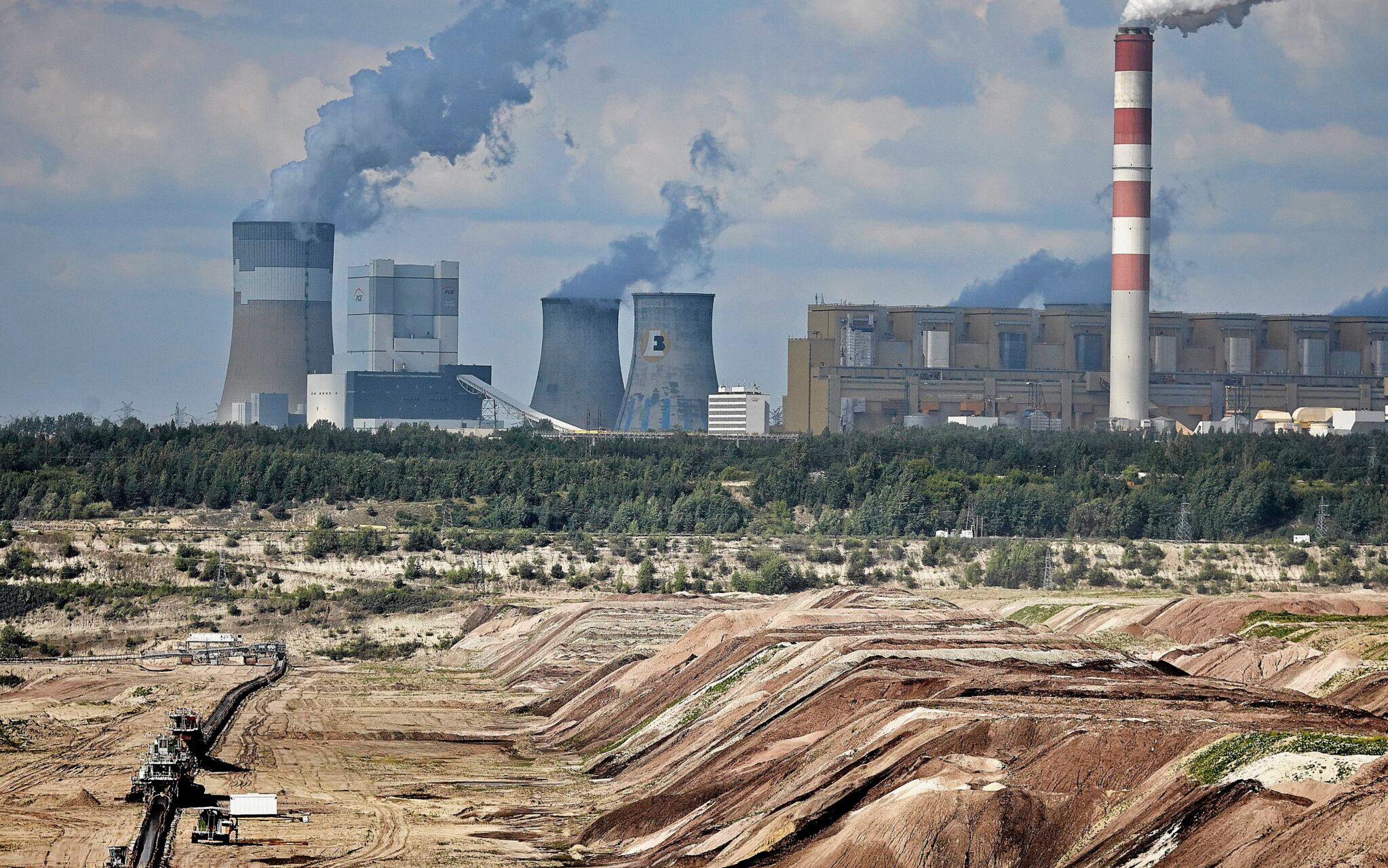 12.06.2014 . Kleszczow okolice Belchatowa . Kopalnia Wegla Brunatnego KWB Belchtow . W tle Elektrownia Belchatow nalezaca do koncernu PGE GiEK SA produkujaca energie elektryczna o lacznej mocy 5342 MW .  Teren odkrywki w okolicach Kleszczowa .
Fot. Tomasz Stanczak / Agencja Gazeta