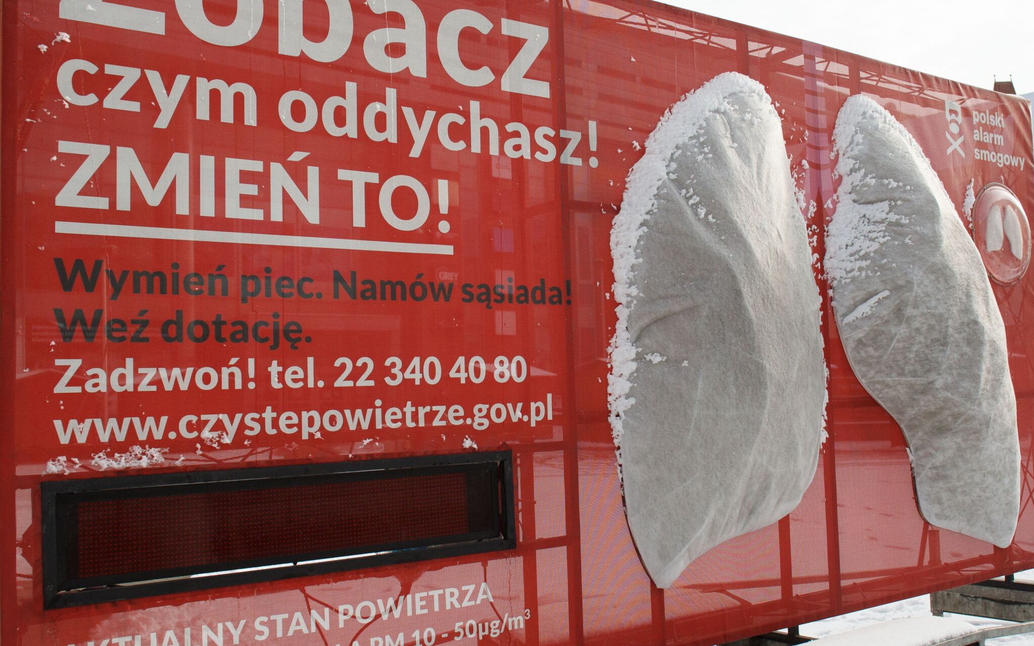 05.02.2021 Bydgoszcz , ulica Gdanska . Pluca pokazujace smog - akcja Polskiego Alarmu Smogowego po tygodniu na ulicy .
Fot. Roman Bosiacki / Agencja Gazeta