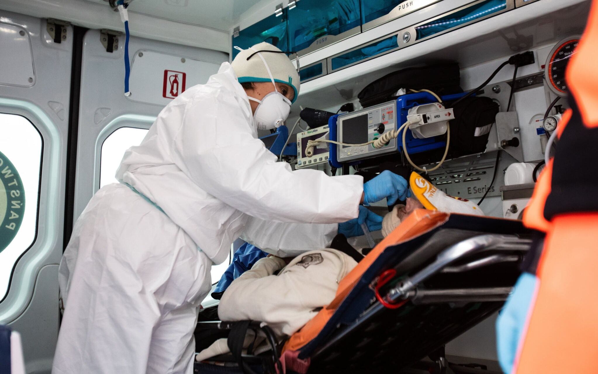 13.01.2021 Lublin , Samodzielny Publiczny Szpital Kliniczny Nr 4 . Praca medykow oddelegowanych do przeprowadzania wstepnej selekcji pacjentow trafiajacych na Szpitalny Odzial Ratunkowy , podczas pandemii koronawirusa i trudnych warunkow zimowych .
Fot. Jakub Orzechowski / Agencja Gazeta