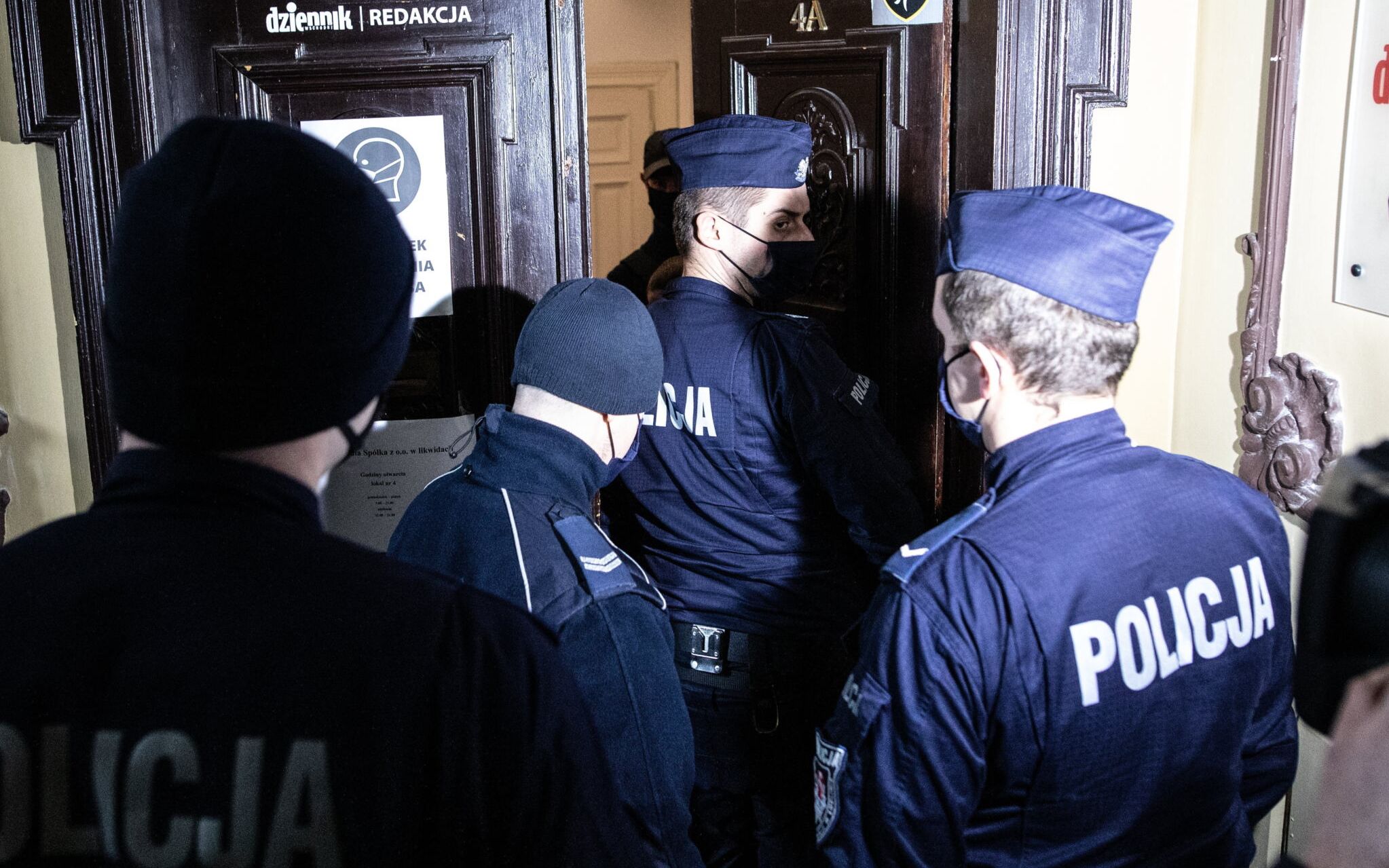 27.02.2021 Lublin . Silowe ptrzejecie redakcji Dziennika Wschodniego przez powolanego przez sad ( wyrok nieprawomocny ) likwidatora spolki Leszka Kukawskiego . Likwidator nie wpuscil dziennikarzy do redakcji i wymienil zamki w drzwiach , jednoczesnie powolal nowego redaktora naczelnego , ktorym zostal Pawel Puzio . Od 3 lat trwa konflikt wiekszosciowego udzialowca Tomasza Kalinowskiego z redakcja o tresci jakie ukazuja sie w gazecie .
Fot. Jakub Orzechowski / Agencja Gazeta