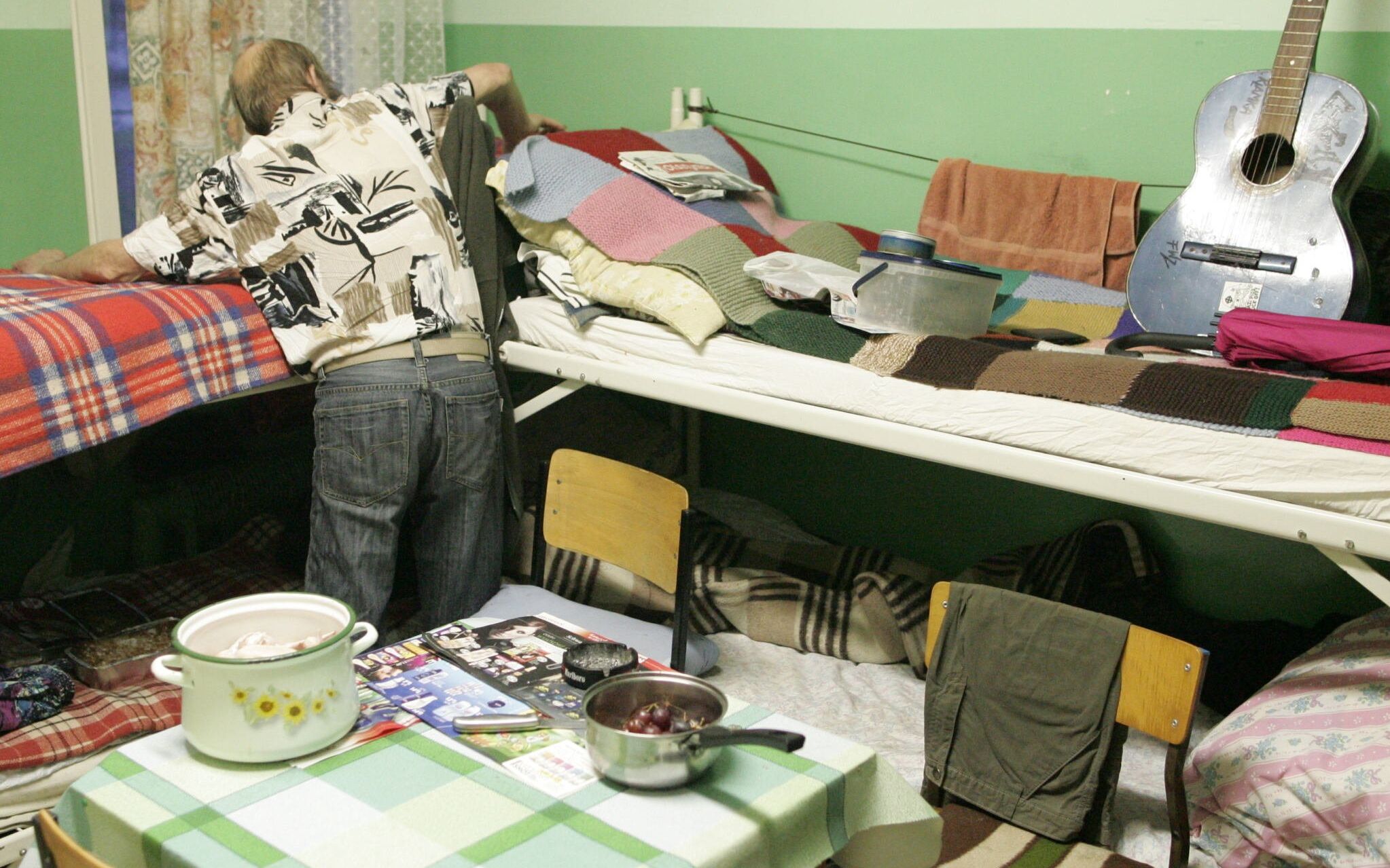 22.11.2010 OLSZTYN , BEZDOMNY JULIAN SCIELE LOZKO W SCHRONISKU DLA BEZDOMNYCH  PRZY UL. TOWAROWEJ .  
FOT. PRZEMYSLAW SKRZYDLO / AGENCJA GAZETA