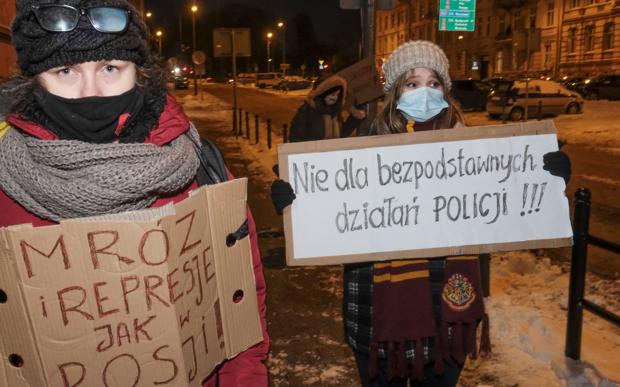 09.02.2021 Poznan , aleje Marcinkowskiego . Komisariat Policji . Manifestacja poparcia dla osob przesluchiwanych w zwiazku z Strajkiem Kobiet . 
Fot. Piotr Skornicki / Agencja Gazeta