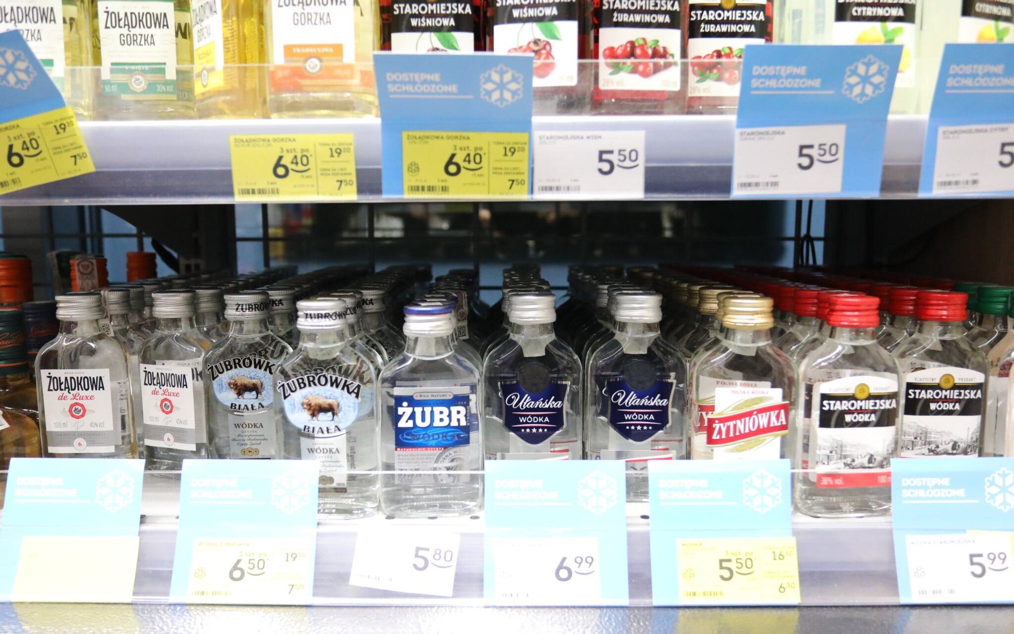 24.12.2020 Warszawa , Sklep osiedlowy Zabka . Stoisko z alkoholem . Tak zwane malpki .
Fot. Slawomir Kaminski / Agencja Gazeta